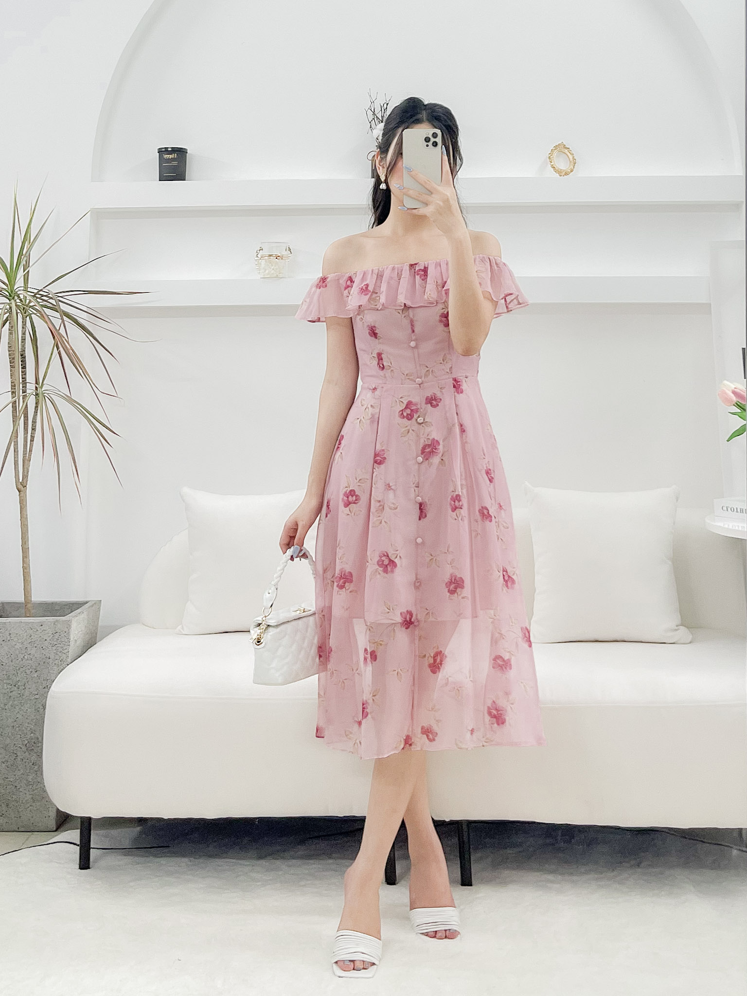 Lalya_d397_ váy tơ hoa trễ vai khuy bọc-hồng
