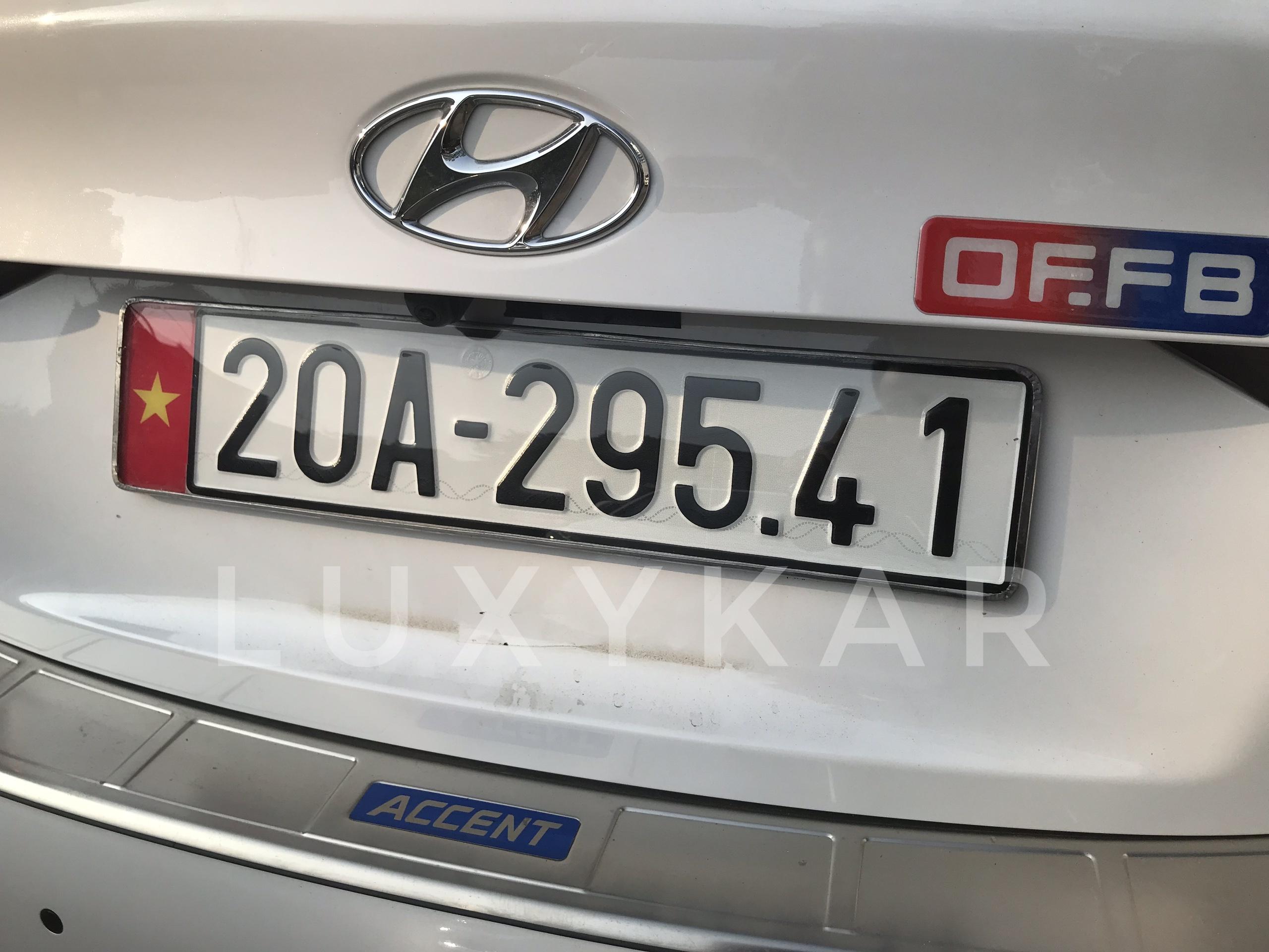 Khung biển số Châu Âu viền mỏng (đế inox, cờ Việt Nam, mica)