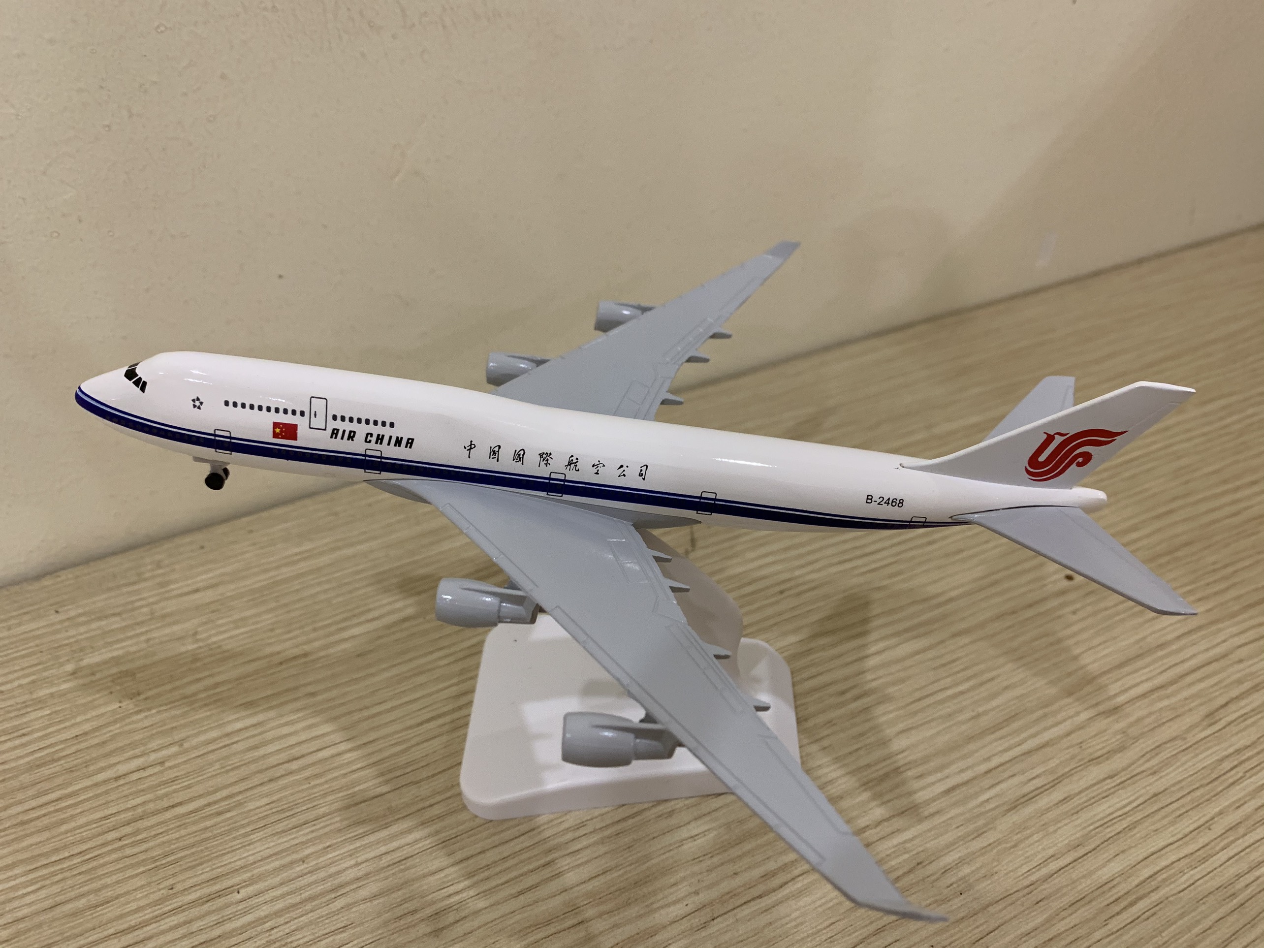 Mô hình máy bay China 18cm có bánh xe