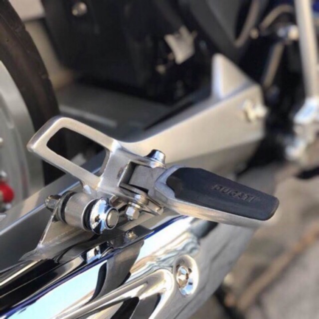 Gác chân ducati