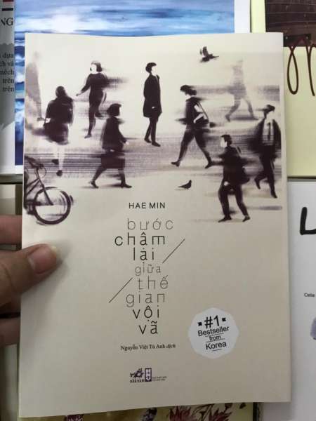 Bước Chậm Lại Giữa Thế Gian Vội Vã (Tái Bản)
