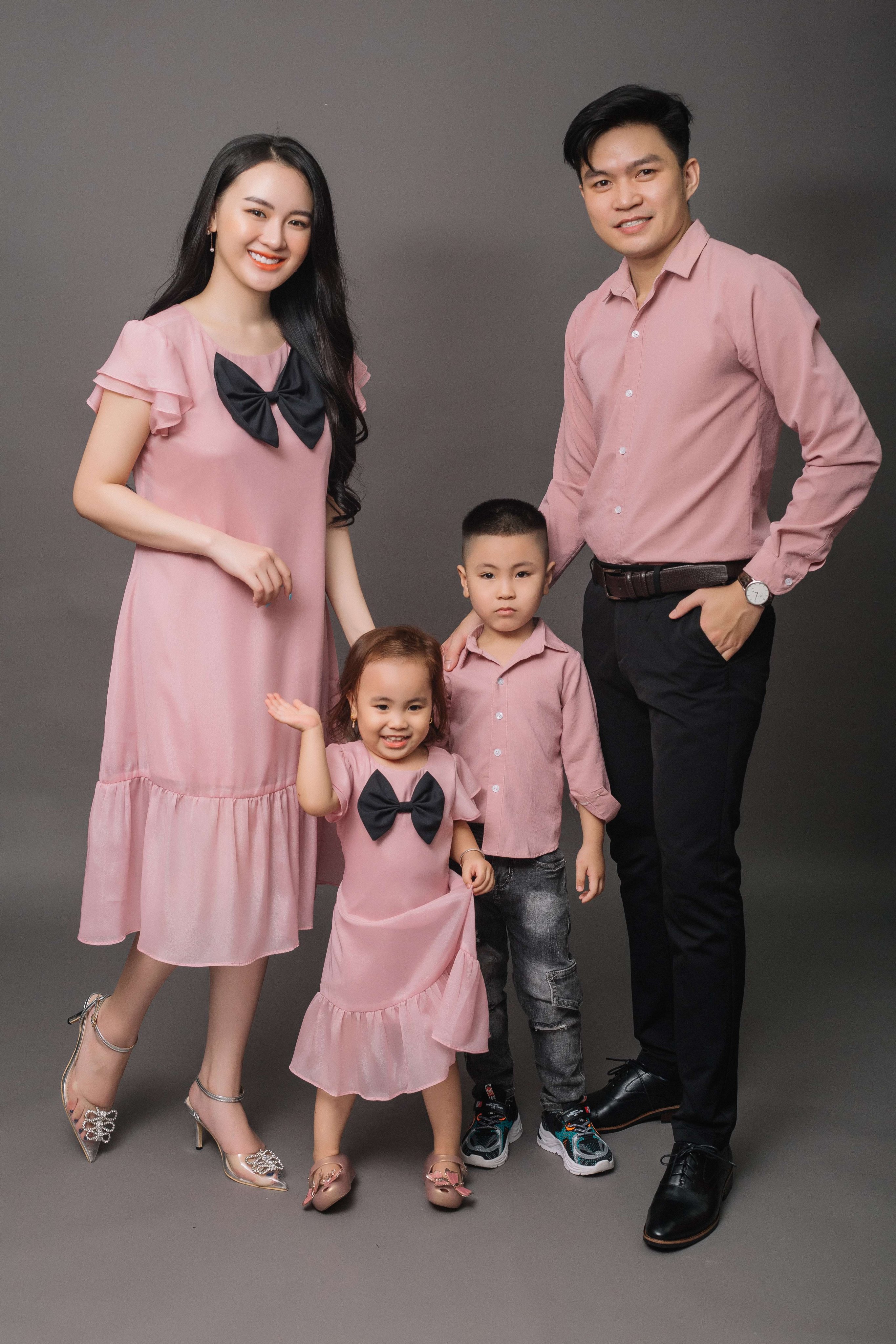 (Giá 1 Sản Phẩm) Set Đồ Cả Gia Đình Chất Vải Voan Hồng Ánh Kim FAMAWA Fullsize từ 7-100kgs