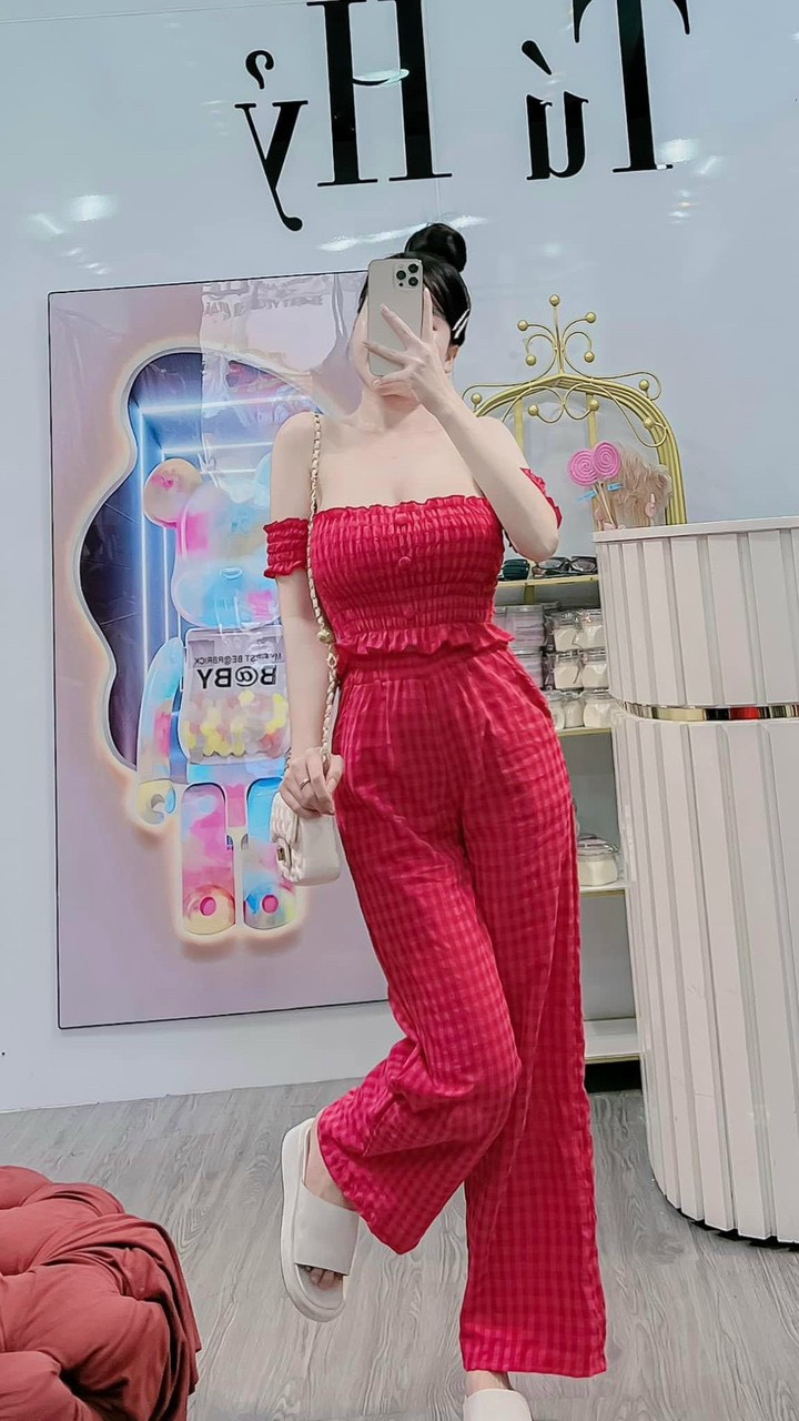 Set Bộ Xốp Caro Áo Croptop Trễ Vai Nhún Ngực Họa Tiết Đính Nút Kèm Quần Dài Ống Suông ,4 Màu Đỏ Hồng Đen Tím