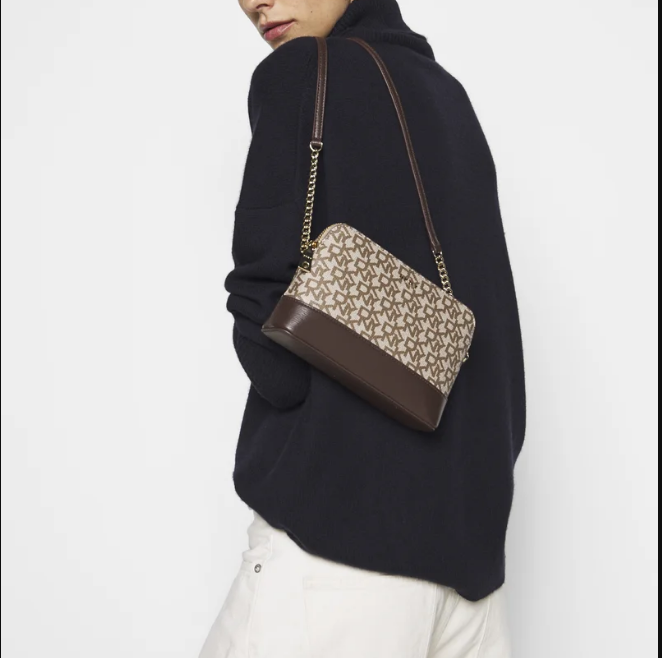 Túi hến DKNY logo nâu, phối viền đen, ngang 21cm, cao 15cm