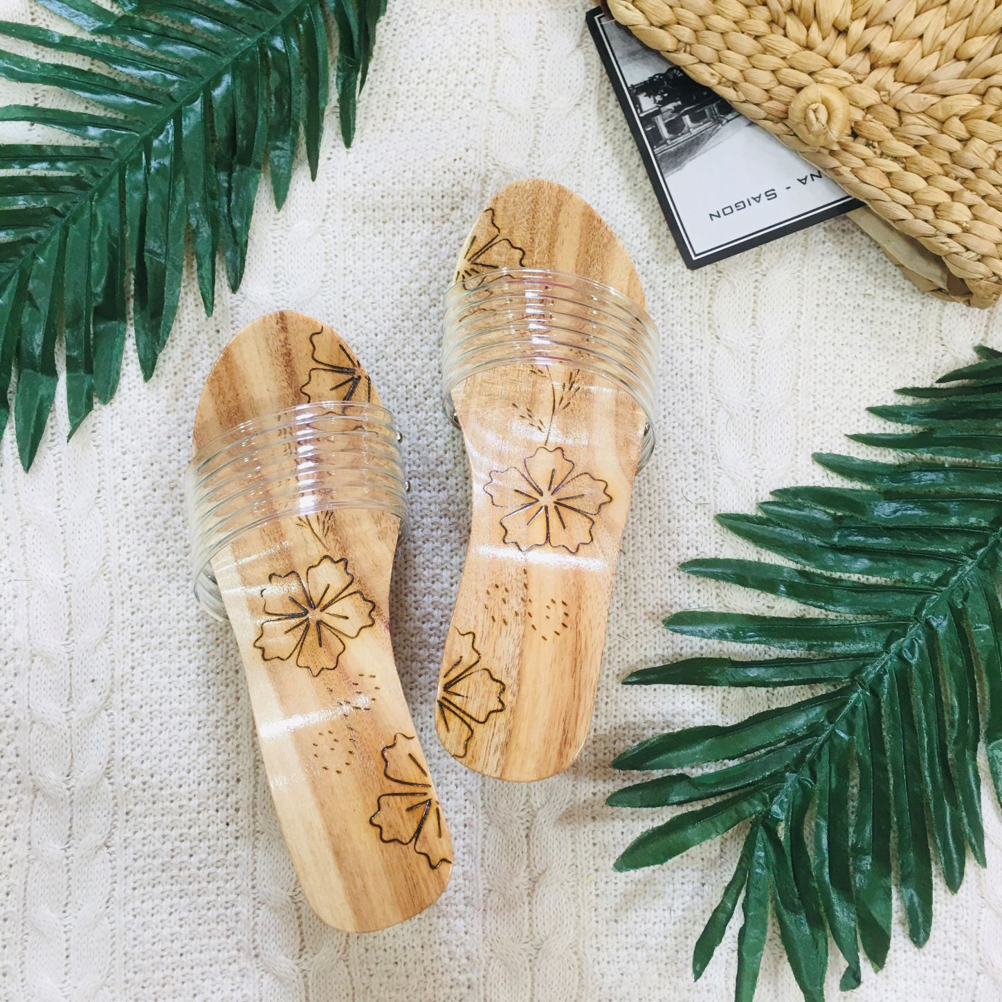 Guốc gỗ mộc thân guốc khắc hoa quai trong có vân cao 7cm
