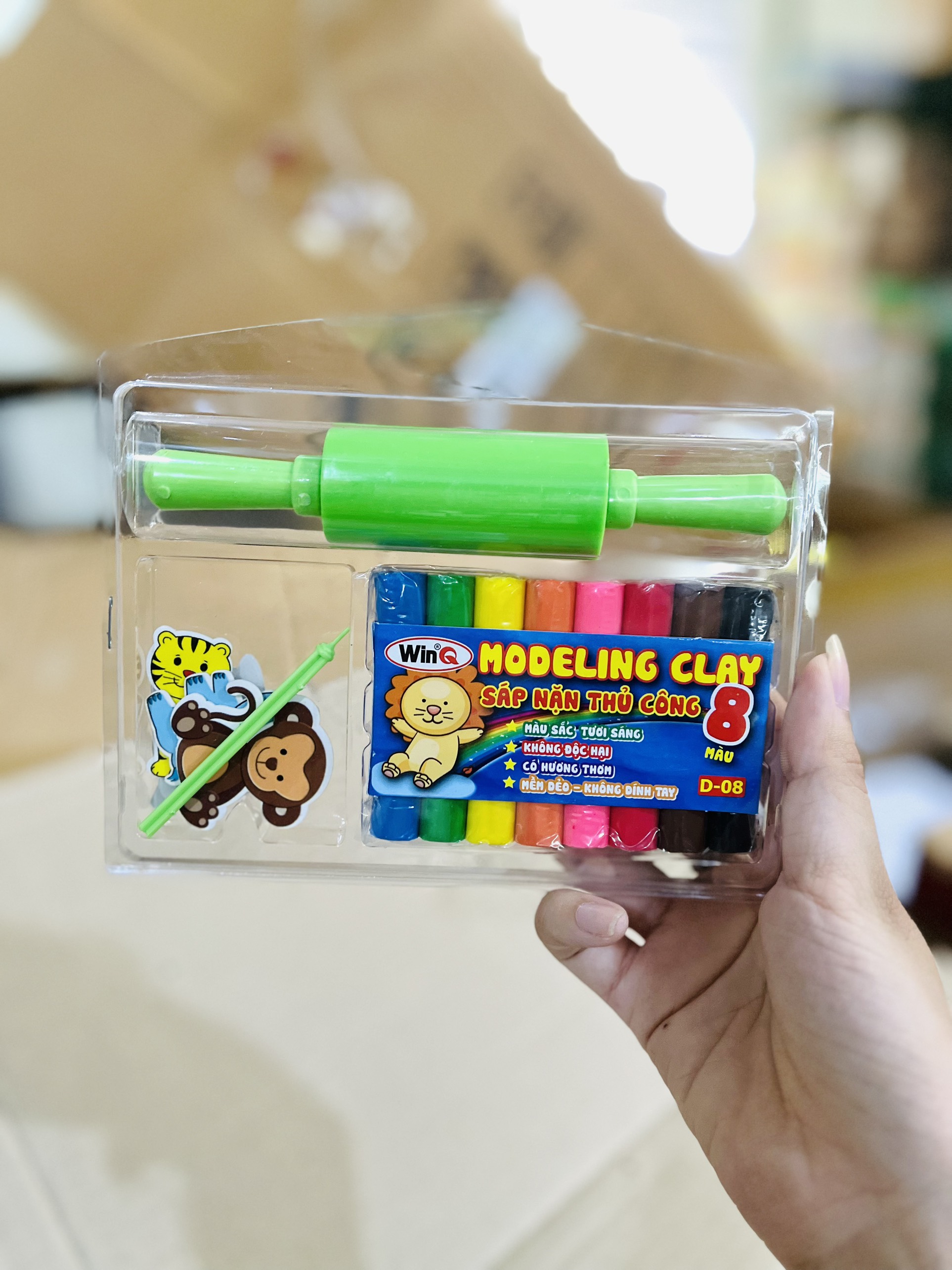Sáp nặn thủ công 8 màu WinQ (D-08) kèm cây lăn và hình dán.