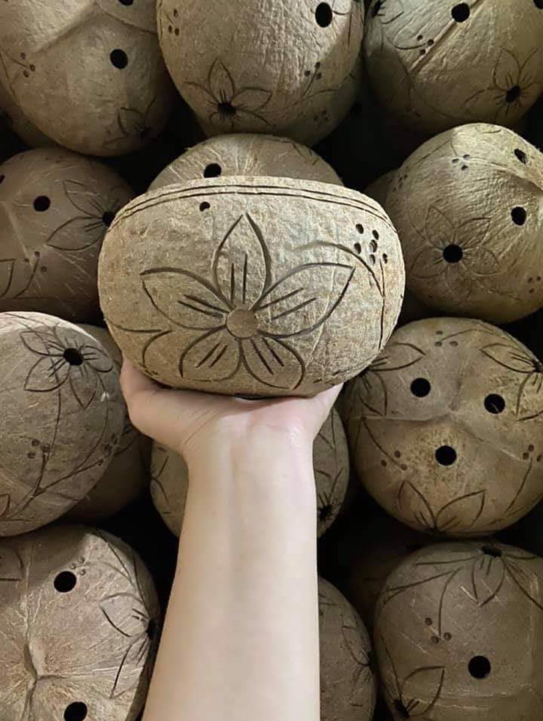 Chậu treo gáo dừa trang trí hoa văn loại 2