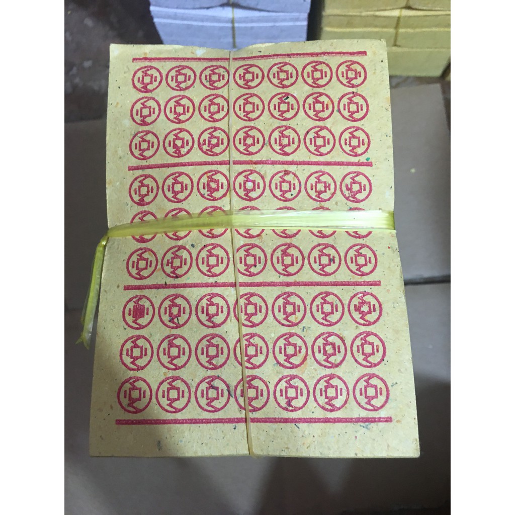 Một cây 5 xấp giấy vàng trong thờ cúng
