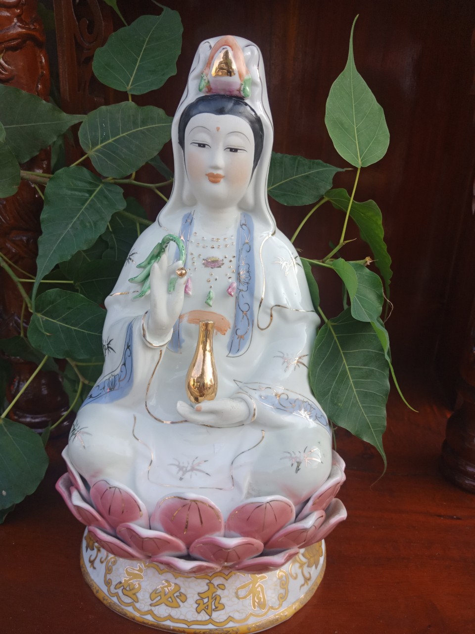 Tượng mẹ quan âm sứ