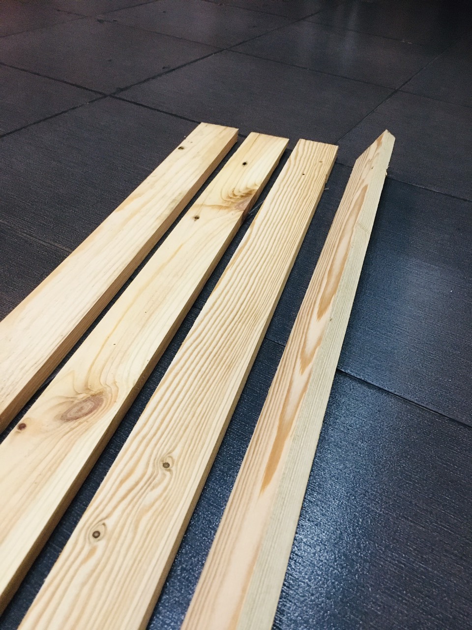 5 thanh gỗ palet kt 1m1 x 4cm dày 1.5cm dungg làm tủ , bàn ghế .....v