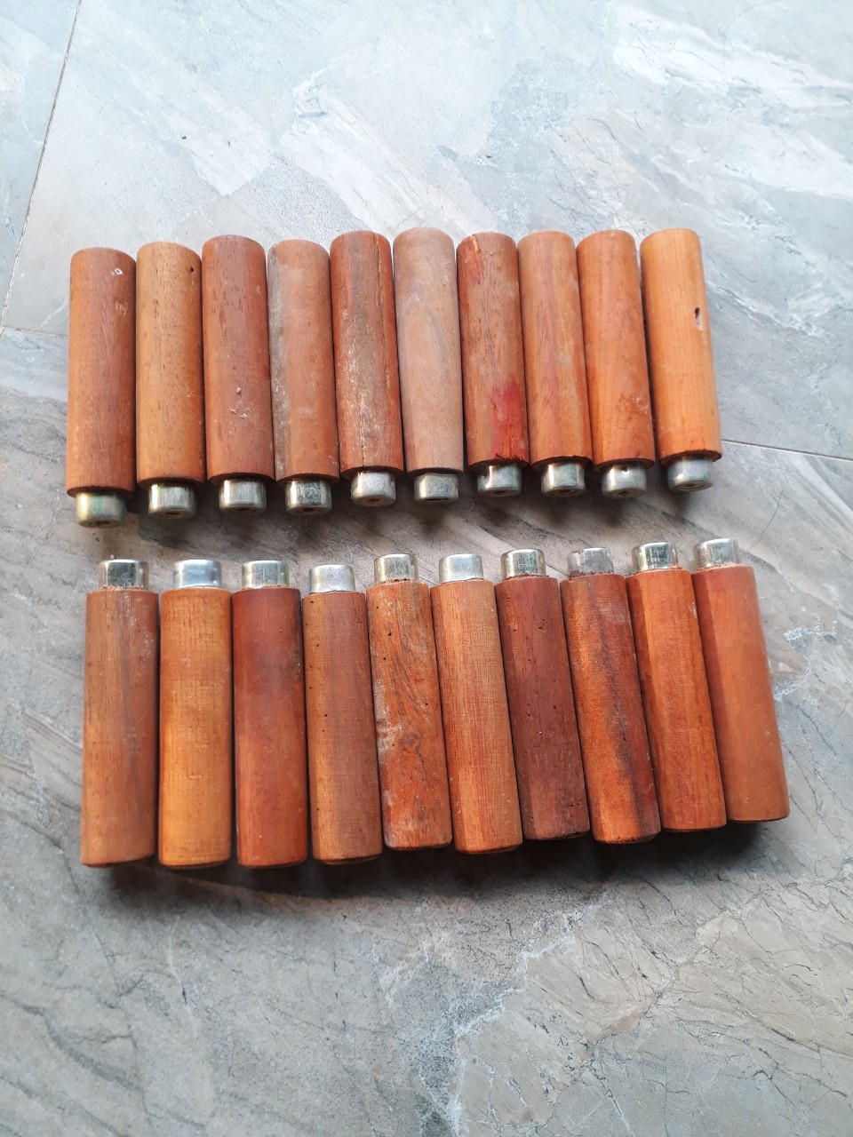 Tông đục , chuôi rũa , chuôi dao ,vv.... gỗ nghiến hoặc gỗ lim kích thước phi 30 dài 13 cm khoan lỗ 6 li khoan sâu 4cm có khâu chụp bằng sắt