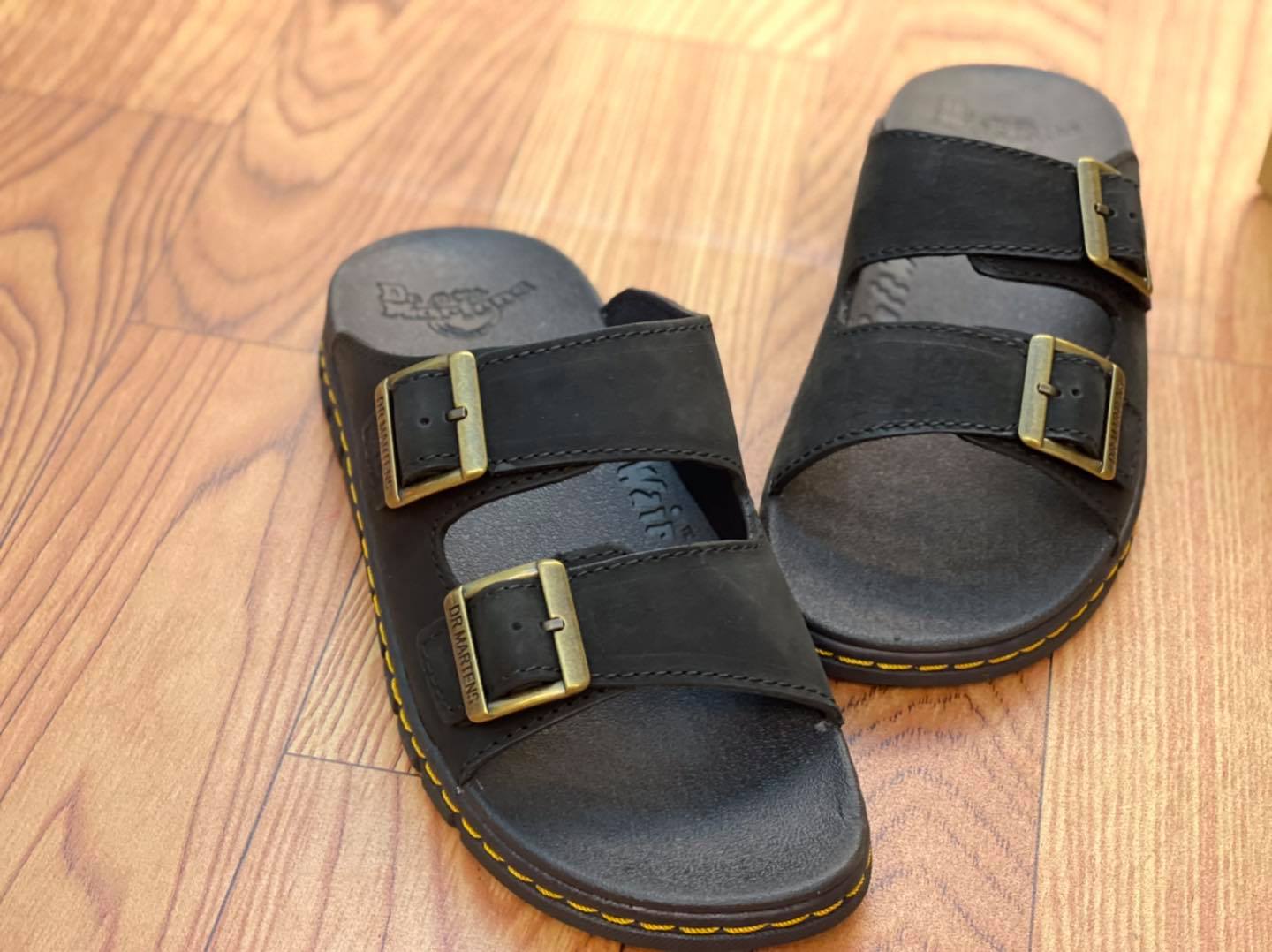 [HCM]Free Ship. Dép Quai Ngang Doctor martens Chính Hãng