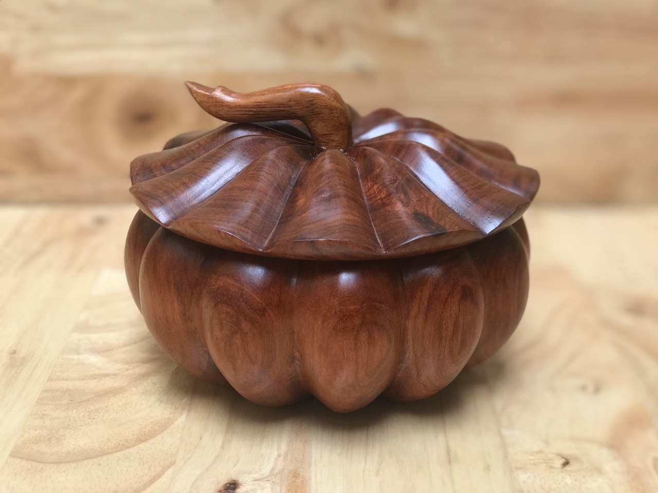 Hộp đựng mứt, hạt dưa, đựng trà bằng gỗ hương cao cấp đường kính 14cm sản phẩm của Mỹ Nghệ Độc