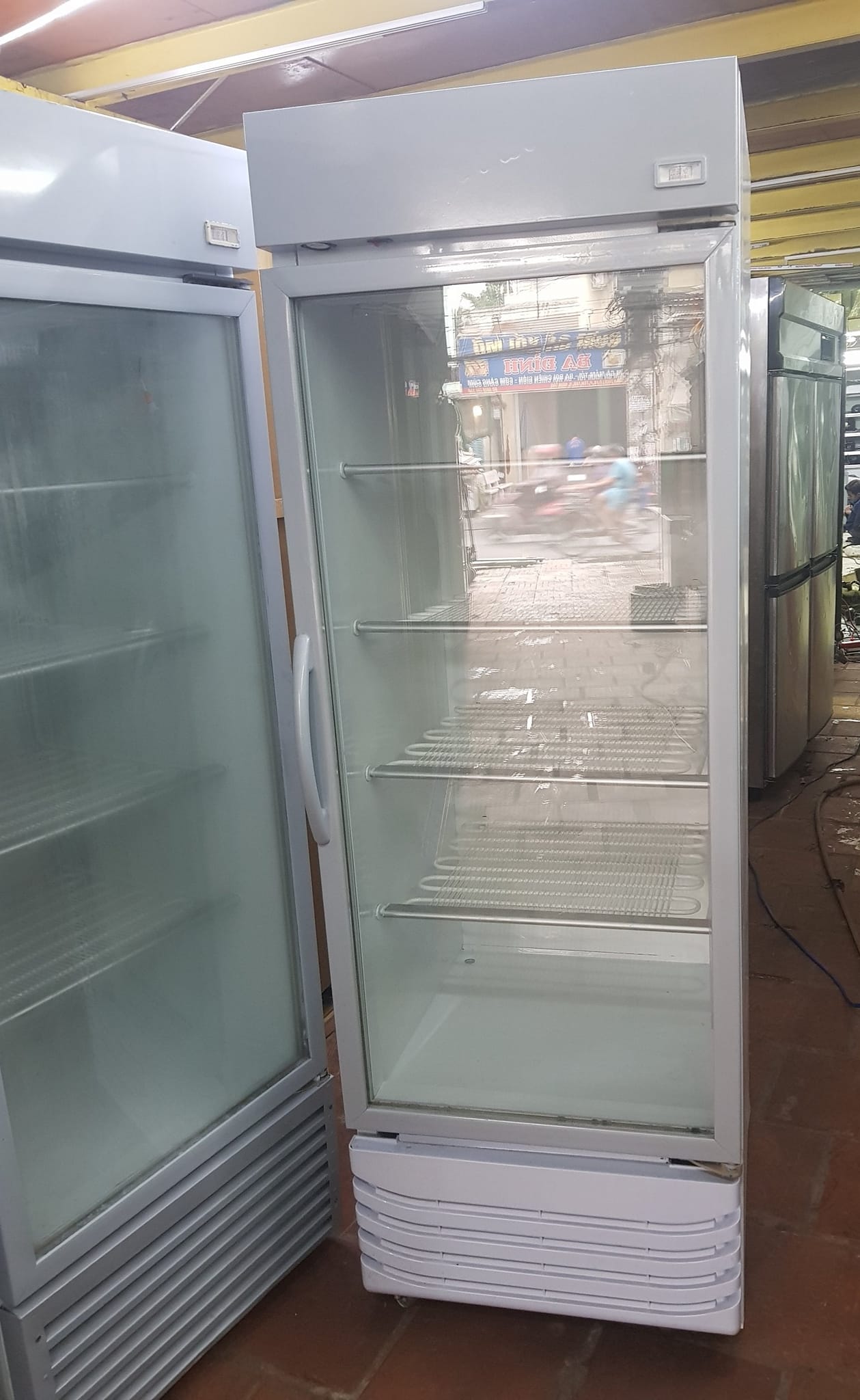 tủ đông đứng mặt kính hiệu aqua dung tích 500l nhập khẩu korea mới 96%