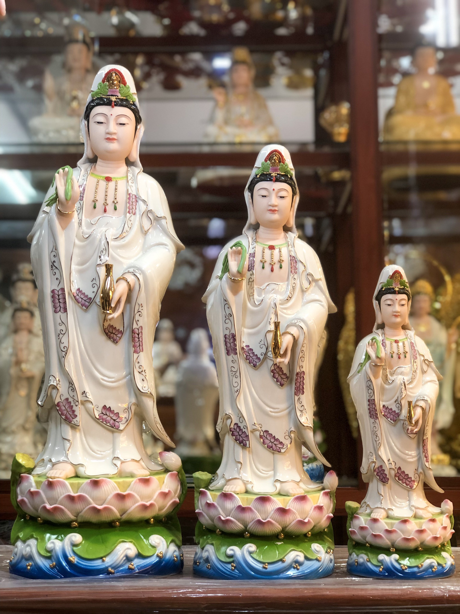 [Tượng Thờ Cúng] Tượng Bồ Tát Quan Âm đứng đài sen biển, tay cầm bình cam lồ vàng, tay cầm nhành liễu xanh