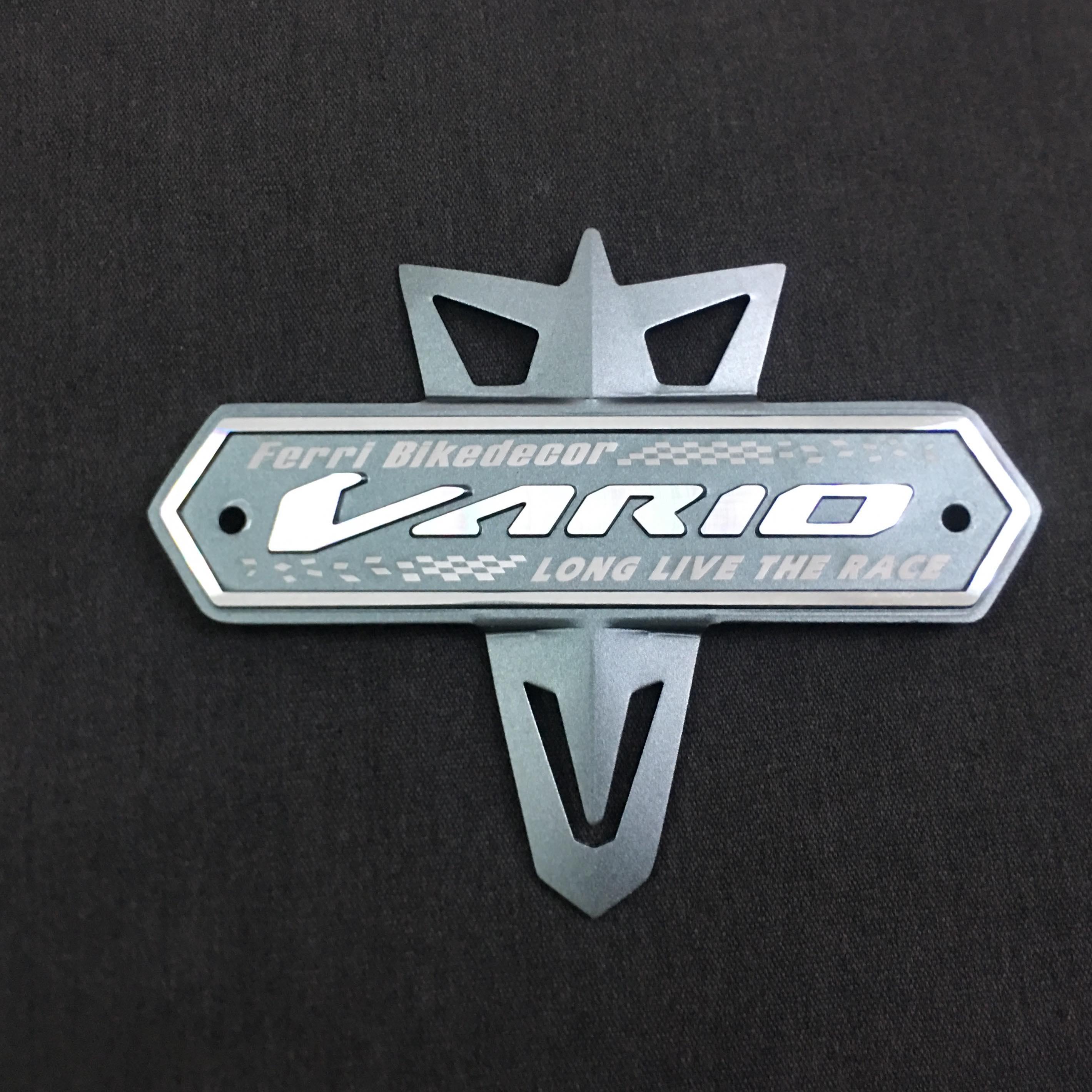 Ốp mặt nạ kèm bảng tên Nhôm cao cấp trang trí xe Vario/Click 125cc 150cc hình mũi tên cực đẹp (MÀU XÁM XI MĂNG)