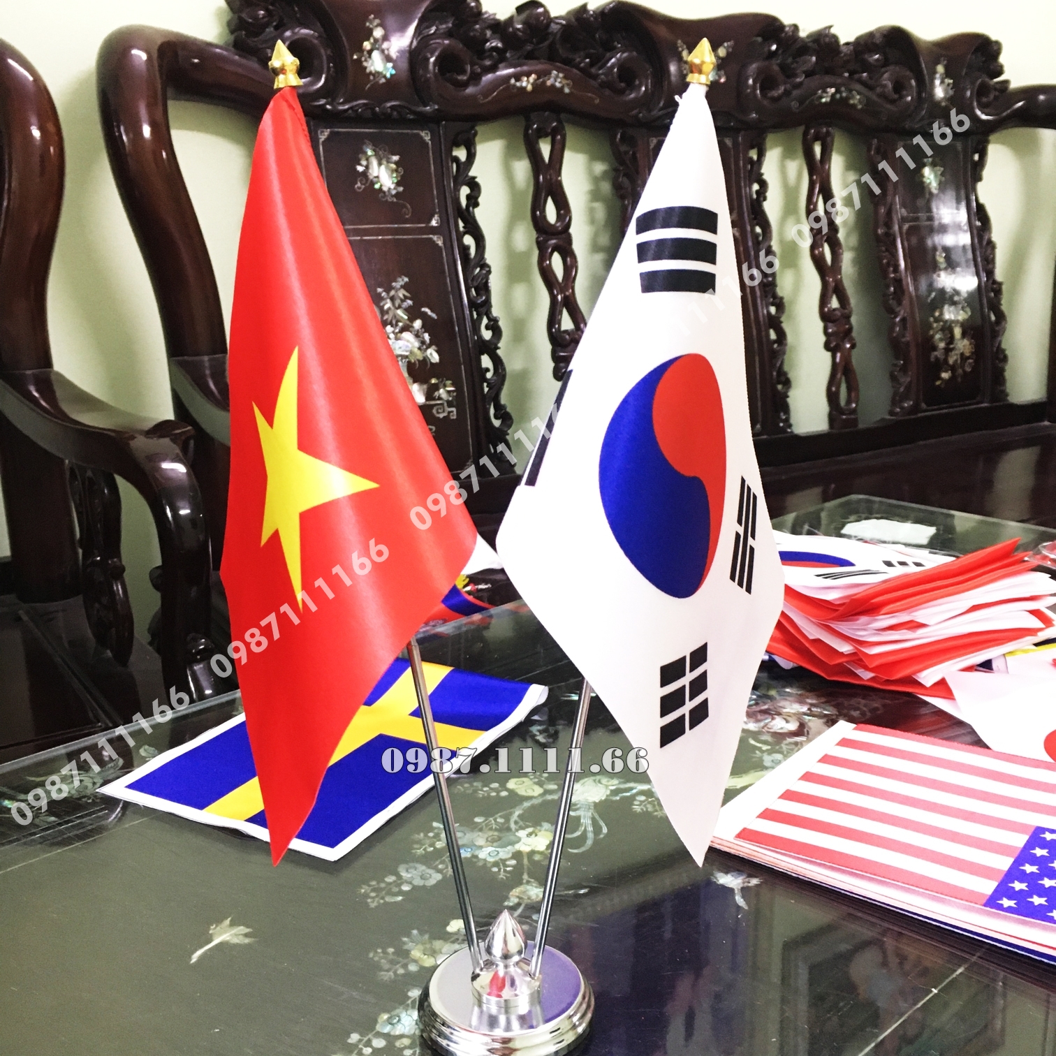 Cờ Để Bàn Làm Việc Đế Thép cắm 2 cờ Việt Nam - Hàn Quốc Chất liệu vải phi bóng in chuyển nhiệt