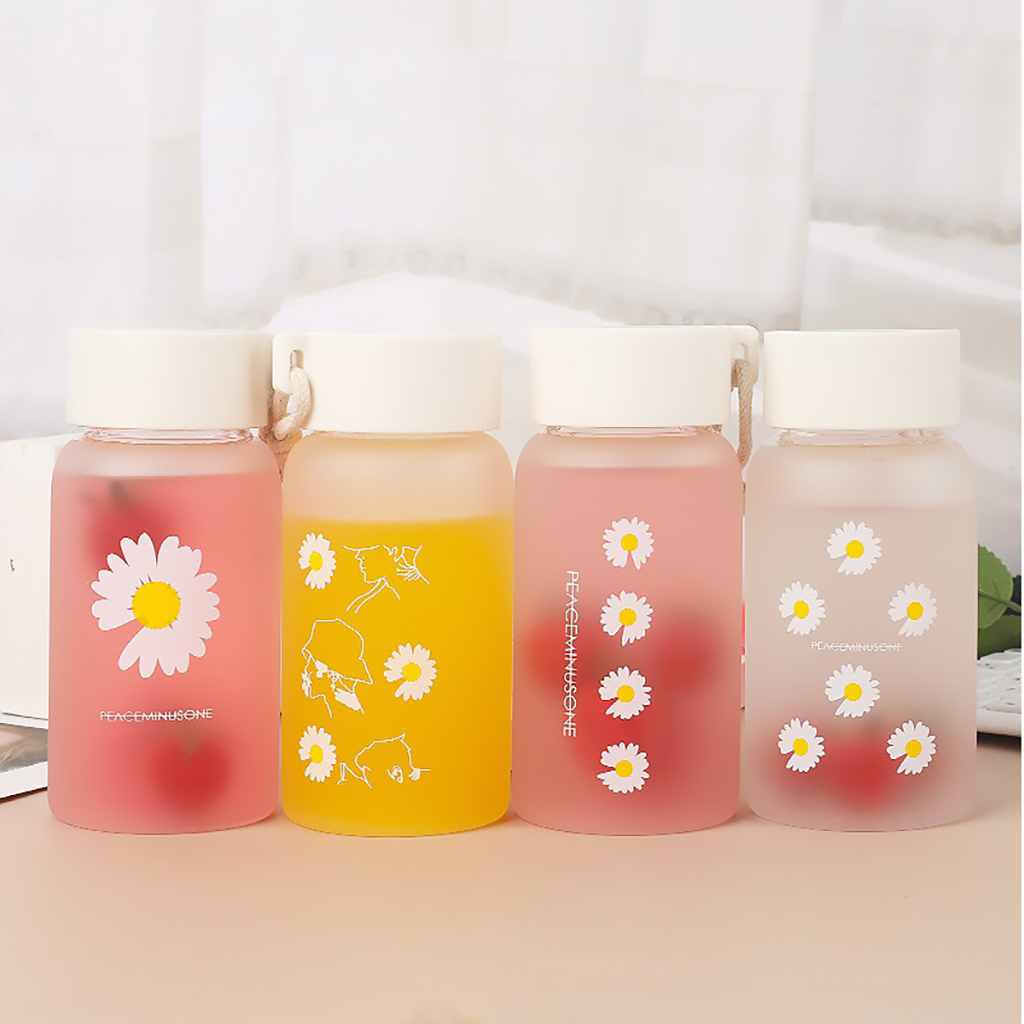 Bình nước hoa cúc dễ thương 550ml bằng nhựa có quai xách tiện lợi