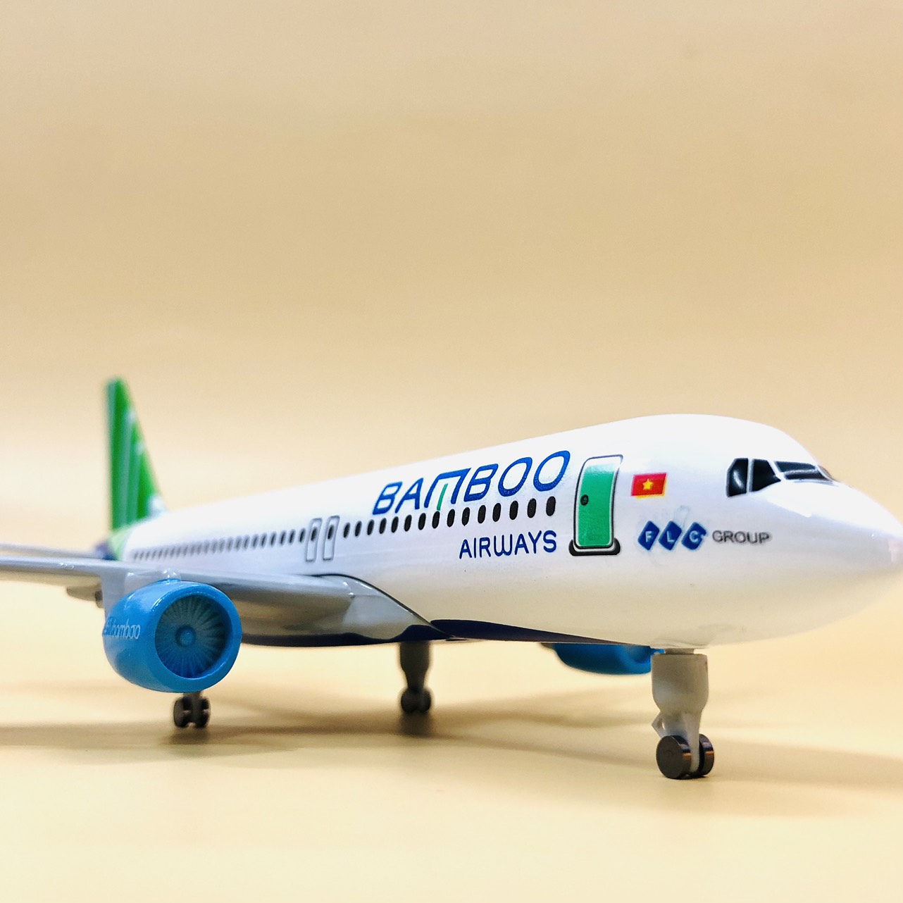 Mô hình máy bay kim loại bamboo airline 18cm có bánh xe tỉ lệ chuẩn đẹp trưng bày