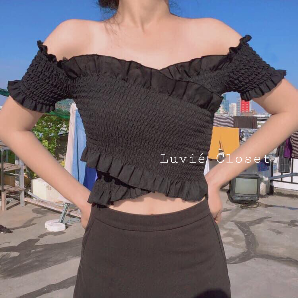 Áo croptop trễ vai nhún đắp chéo tay ngắn màu đen - Luvie