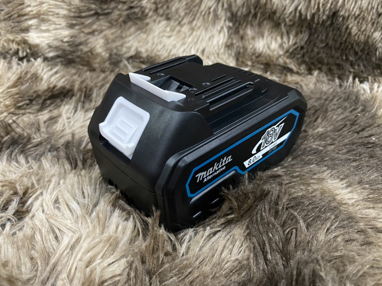 Pin makita 18v 8ah cell 21700 sạc adapter có báo pin.
