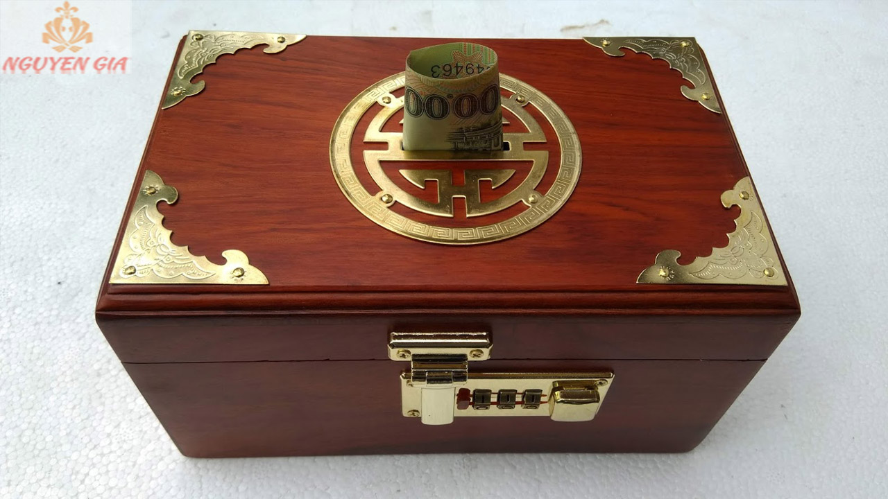 Hộp đựng tiền tiết kiệm có khóa mật khẩu mẫu chữ Thọ giá rẻ an toàn bí mật bằng gỗ Hương bảo hành 12 tháng giúp xây dựng tạo lập thói tiết kiệm và đầu tư wooden money box