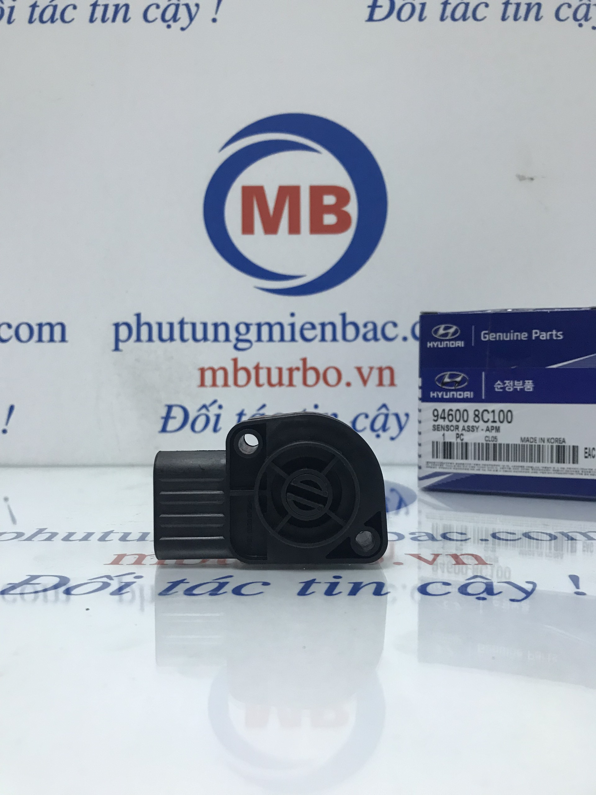 946008C100 CẢM BiẾN CHÂN GA TRAGO 15T 24T - Phụ tùng ô tô Miền Bắc - 0962059948