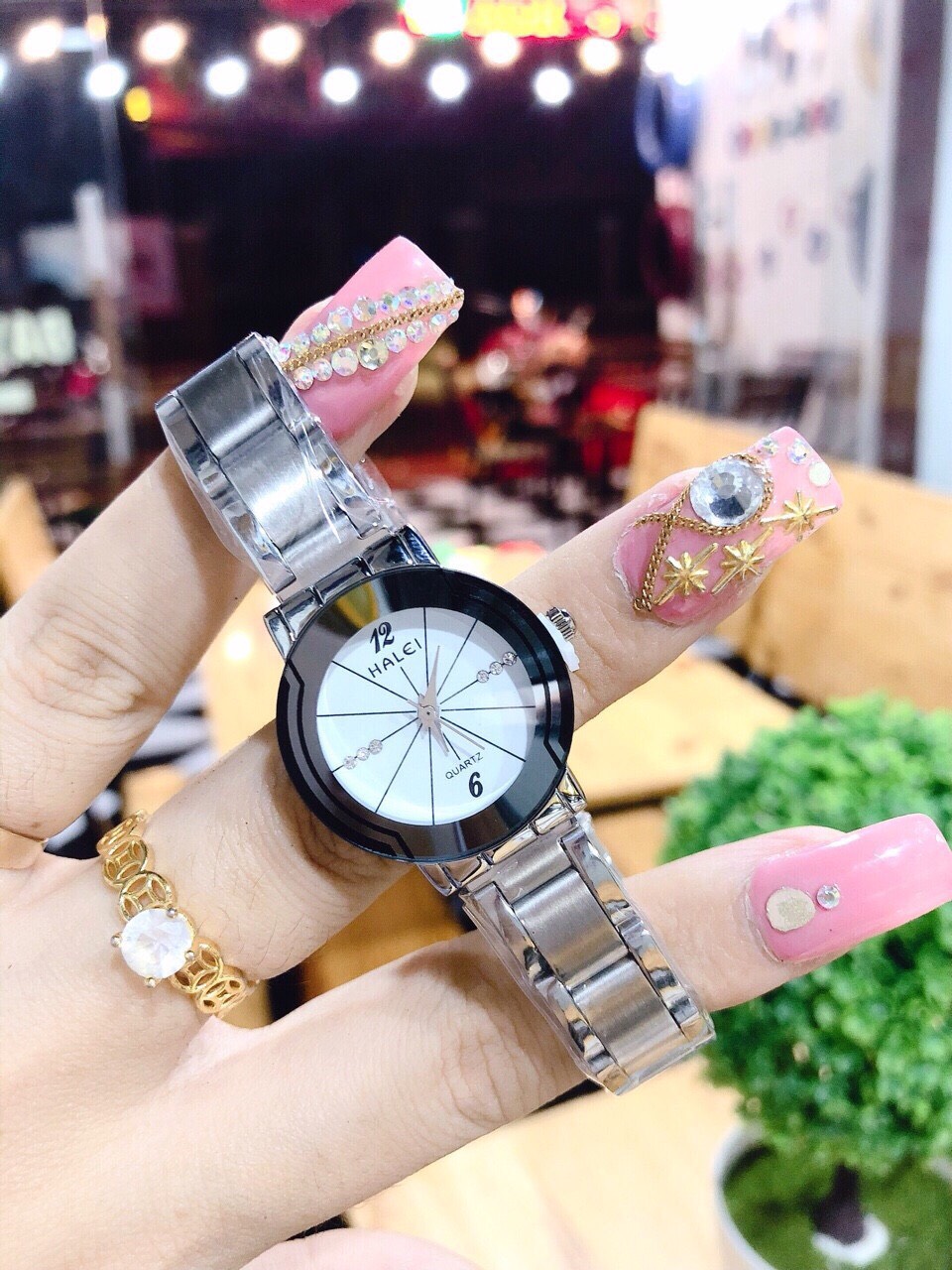 đồng hồ nữ Halei đính đá siêu đẹp, chống nước, chống xước tặng vòng tì hưu may mắn