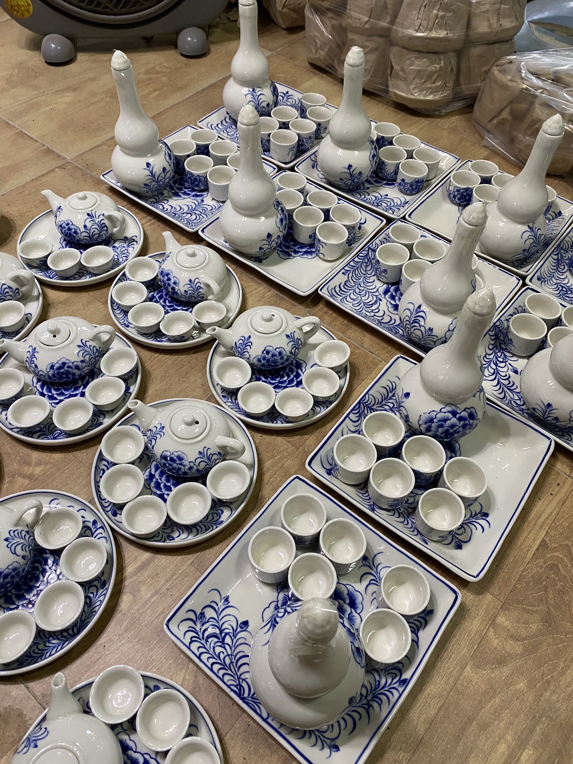 Bộ ấm chén, nậm chén bày ban thờ