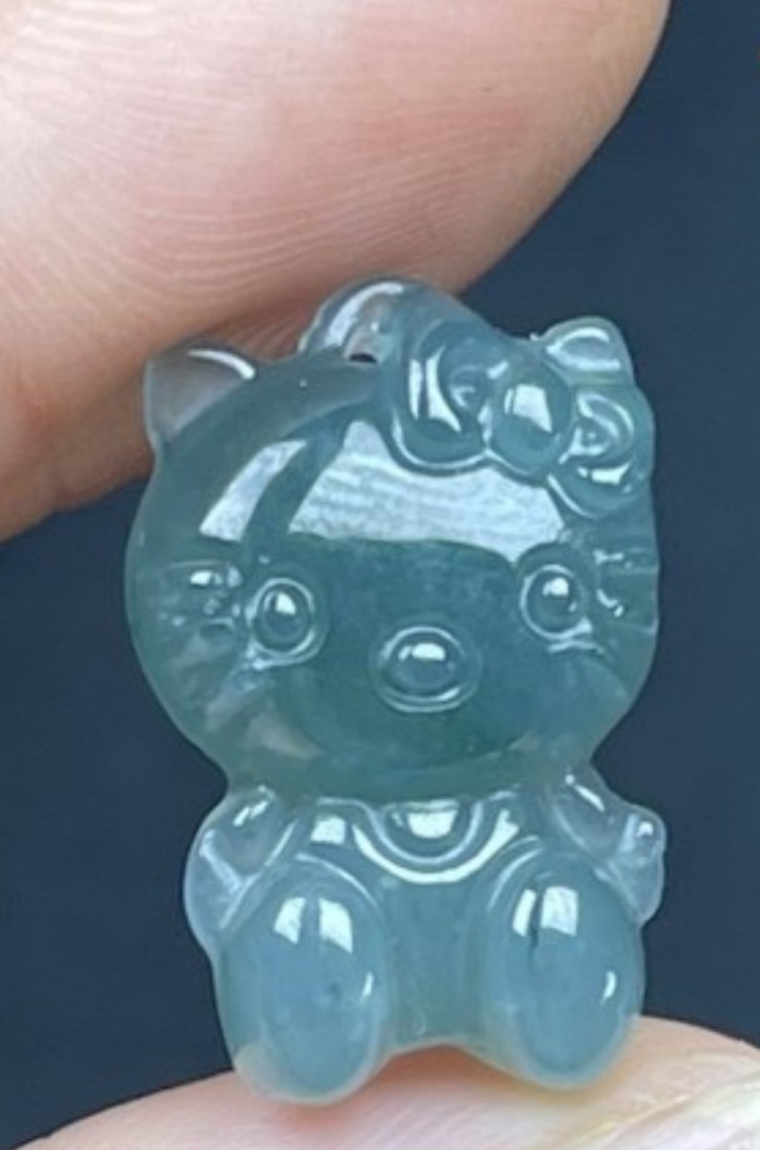 Mặt dây chuyền Mèo Hello Kitty vô cùng tinh xảo, được chế tác từ lam ngọc thiên nhiên, kích thước 14 mm x 20mm, ảnh thực tế - Xưởng buôn đá phong thủy Huỳnh Đào