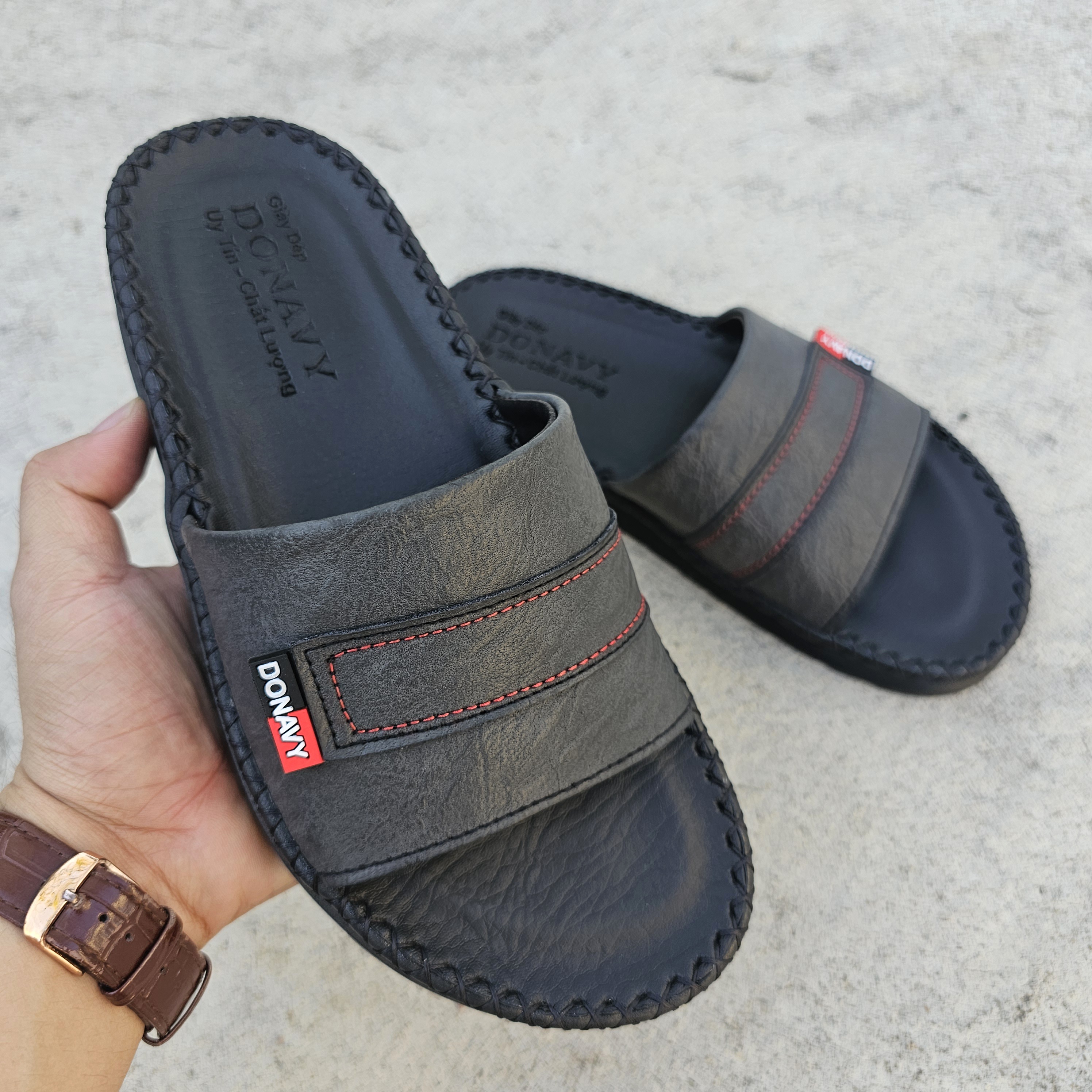 Dép quai ngang nam da thật, thiết kế trẻ trung, khâu quai chắc chắn rất êm chân, đế thiết kế chống trơn trượt cực tốt D.3CN