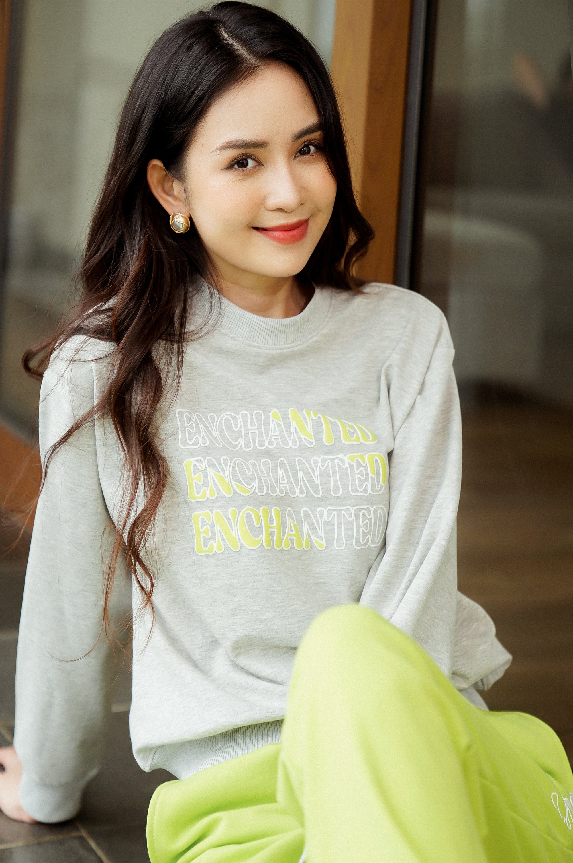 Set nỉ áo ghi quần xanh neon in dập nổi