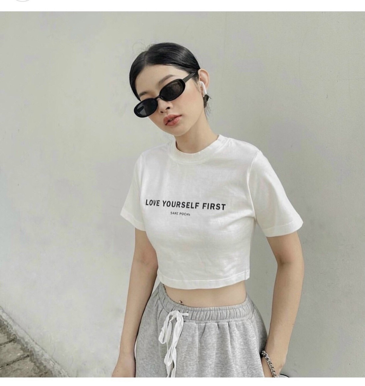 Áo thun tay ngắn chữ love yourself fisrt - màu trắng basc