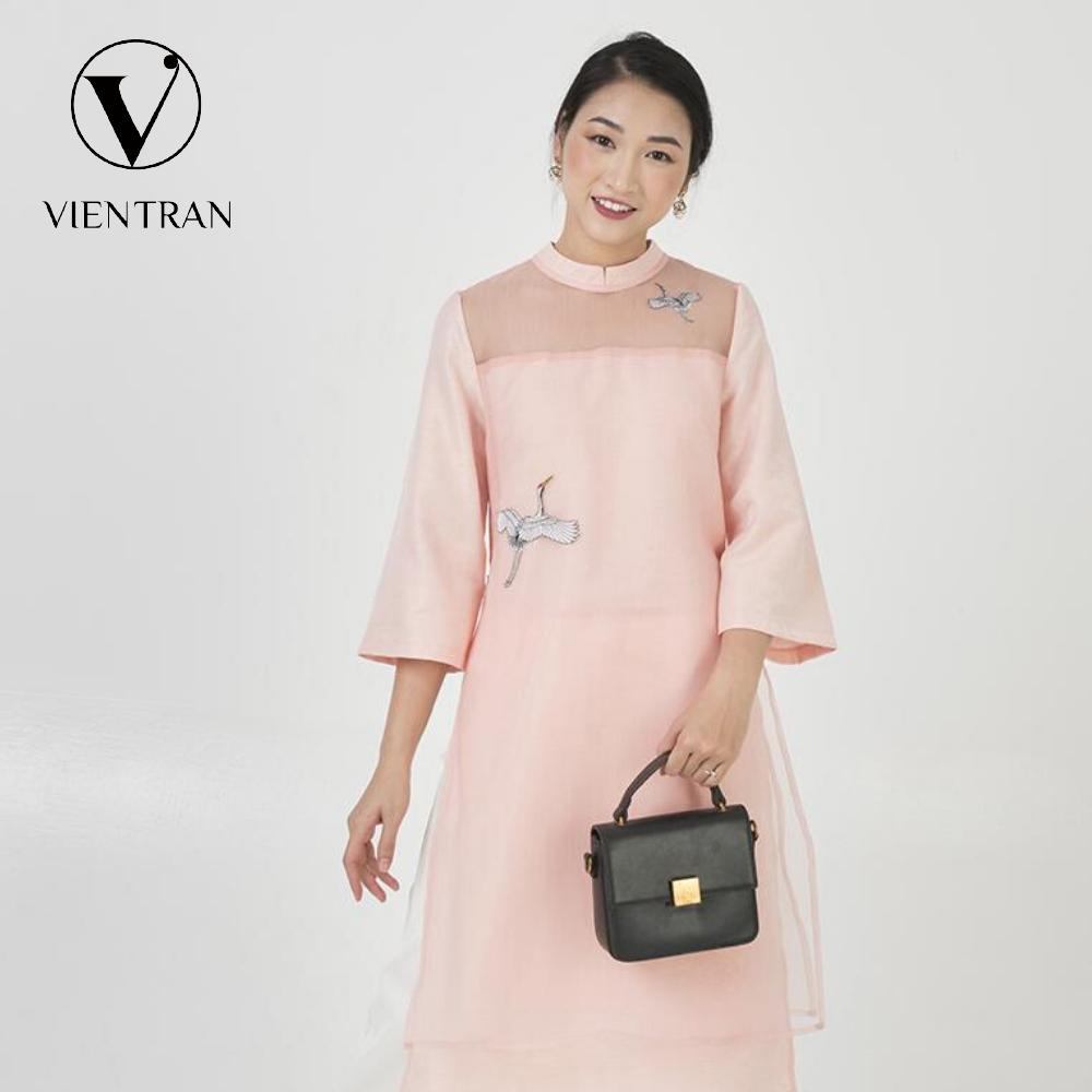 Áo dài cách tân tơ tằm phối voan tay loe Vien Tran V61A18T051 (Hồng / Trắng)