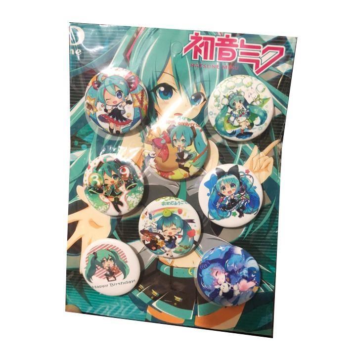 Huy hiệu Anime Hatsune Miku là món đồ thú vị để trang trí cho những bộ đồ, balo hoặc túi xách của bạn. Hãy xem hình ảnh của huy hiệu Anime Hatsune Miku để cảm nhận sự ấn tượng và thú vị của sản phẩm.