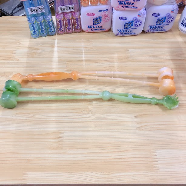 Cây gãy lưng nhựa dài 38cm 1 đầu đấm bóp 1 đầu gãy lung