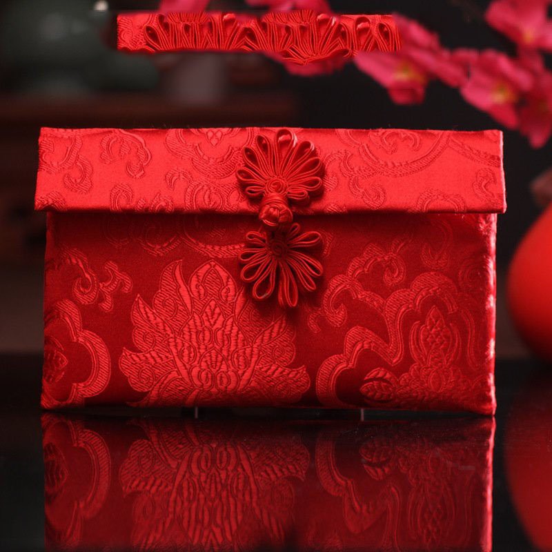 Túi gấm cổ trang lì xì đỏ có gắn đồng tâm kết