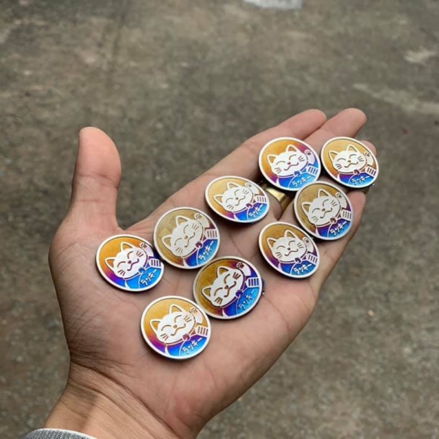 Tem Titan Mèo Thần Tài kích thước từ Nhỏ đến Lớn có sẵn keo 3M đỏ dày xịn