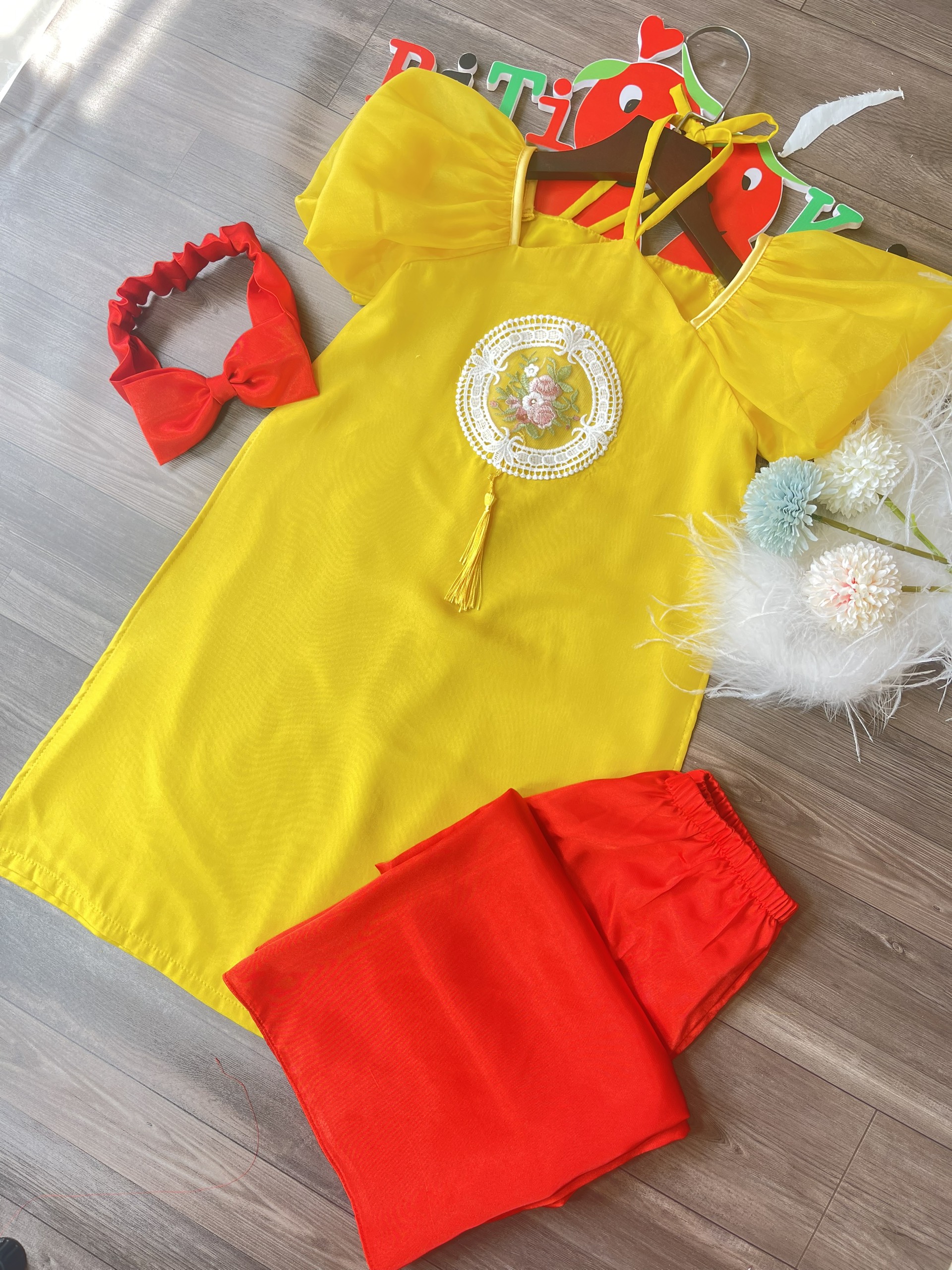 Set áo dài cách tân cho bé gái đi tết tặng 1 băng đô MINAKIDS, đỏ và vàng 0 đến 8 tuổi - 6