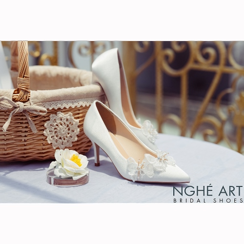 Giày cưới Nghé Art satin trắng đính bướm voan 335