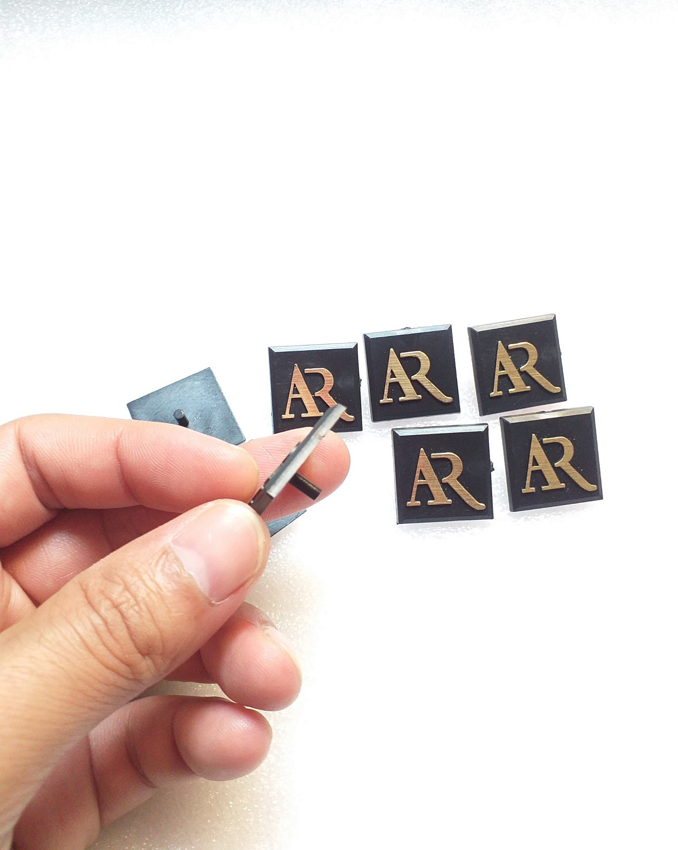 Tem logo dán thùng loa AR - nhựa cứng - giá 2 tem