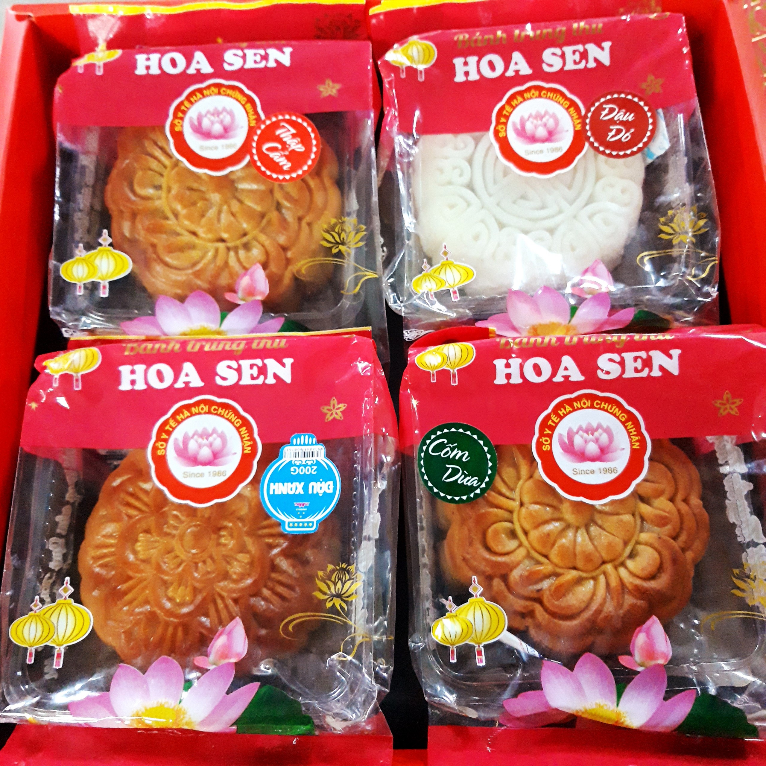 Bánh trung thu thập cẩm trứng muối hoa sen chất lượng đẹp mắt 2024