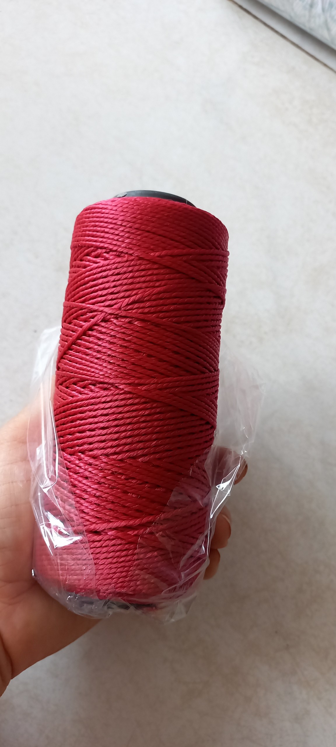 Sợi thô đan móc túi xách, nón, giày dép màu đỏ đô