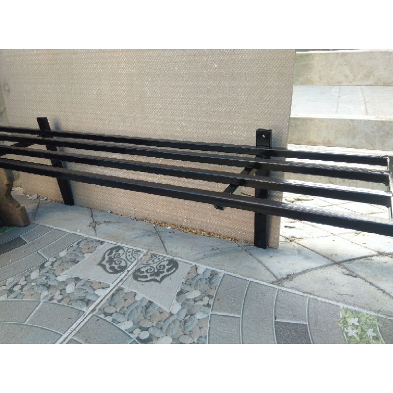 Kệ thép treo tường. dài 100cm. rộng 20cm. 4 nan.hộp thép 14x14mm