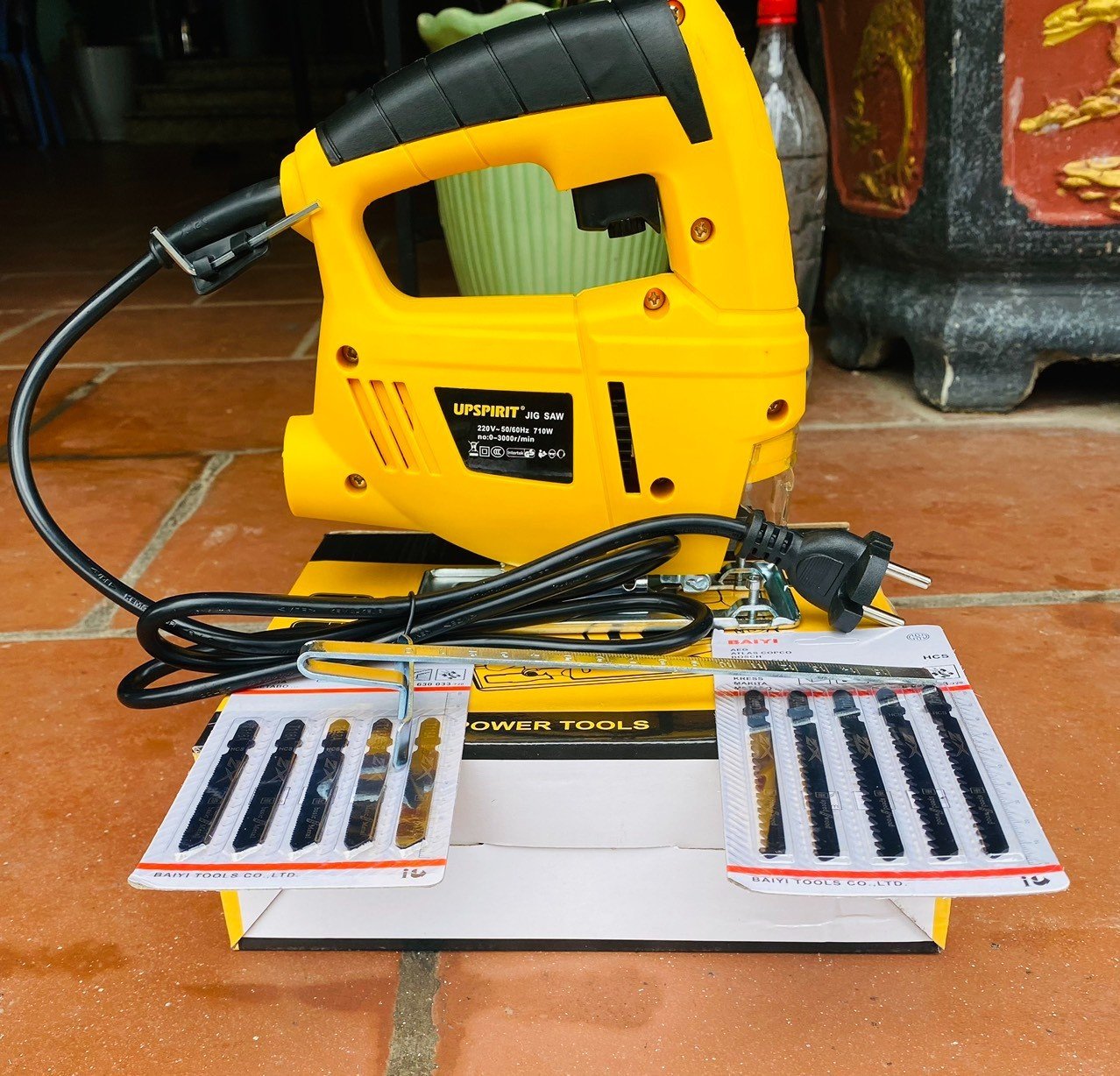 Máy cưa lọng cầm tay công suất 710W ,Có điều tốc ,tặng kèm 10 lưỡi cắt