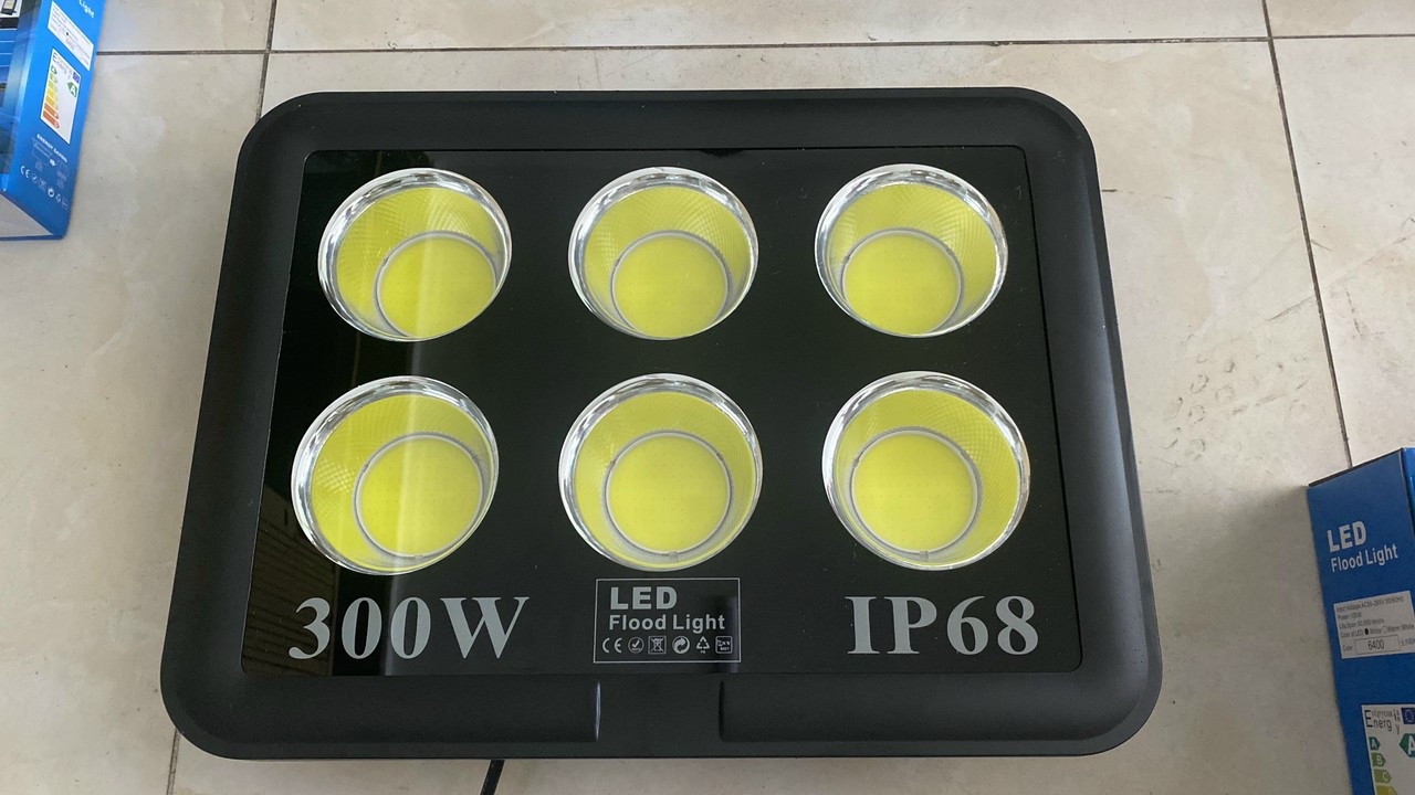 Đèn pha chip COB chiếu sáng sân bóng công trình