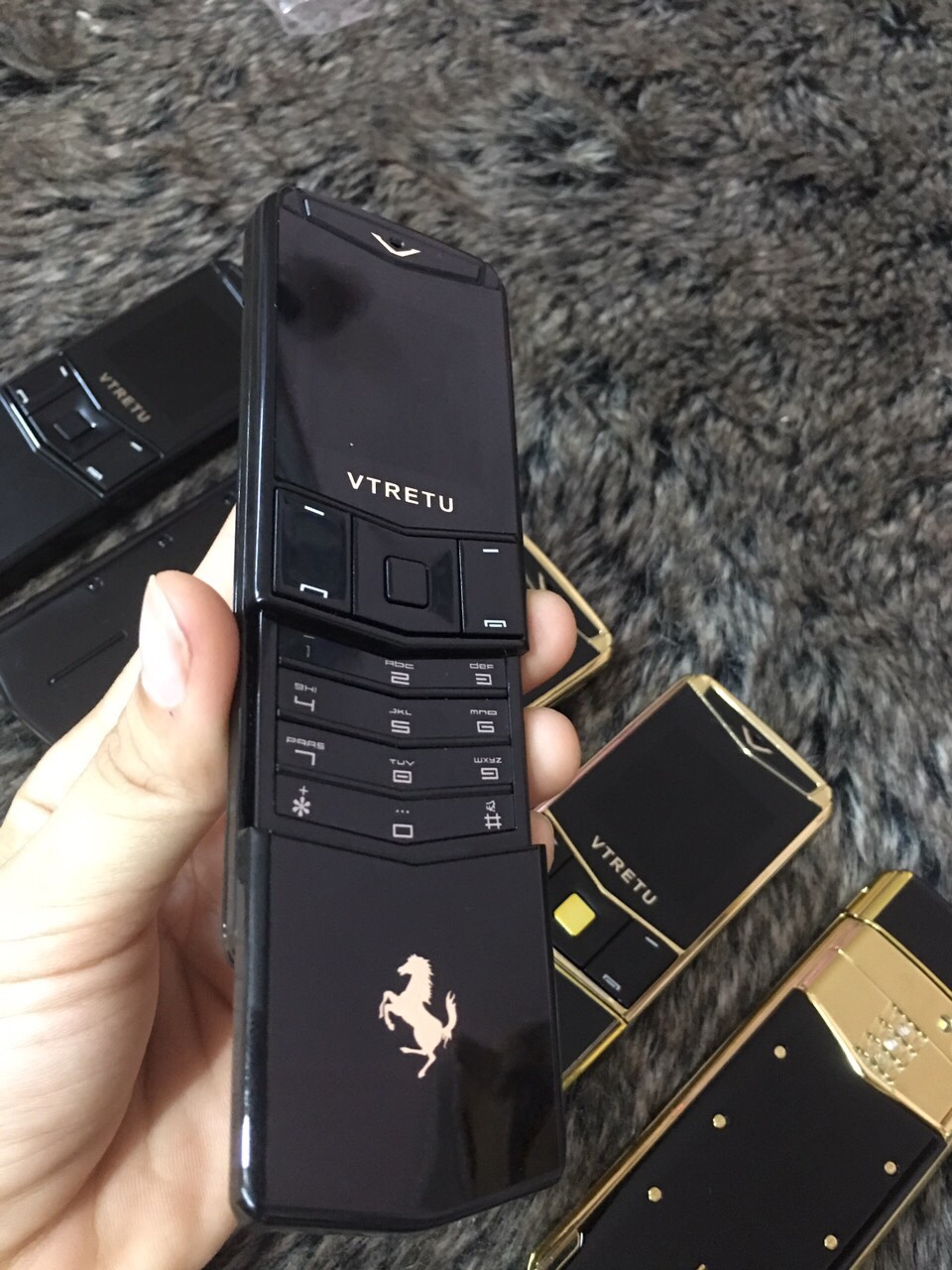 Điện Thoại Vetu V5 nắp trượt vàng, loa to, pin bền, tặng kèm bao da