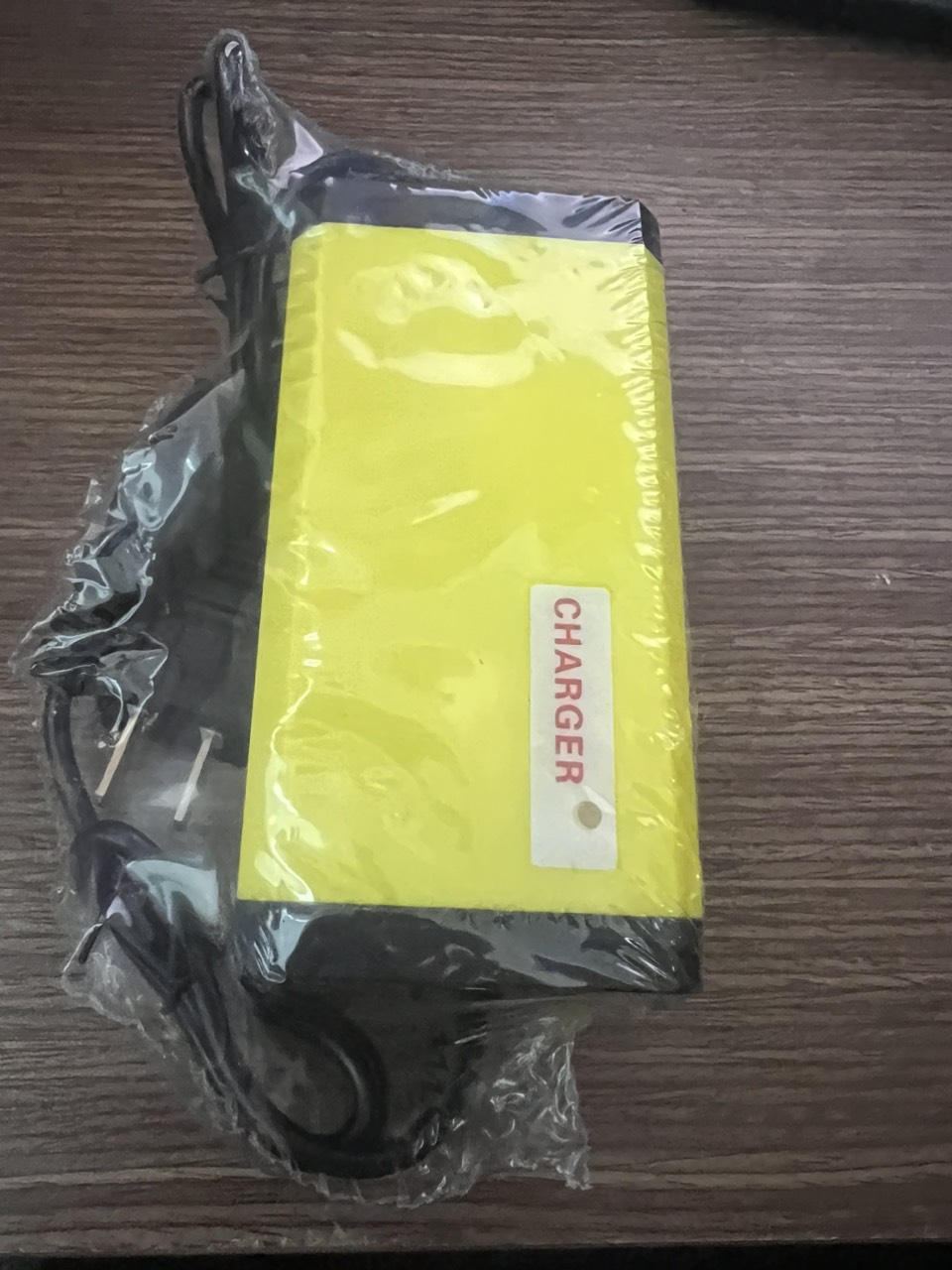 Sạc bình ắc qiuy 12v 1.7ah tự ngắt khi đầy - sử dụng cho bình xịt điện Osaka bơm đôi và các dòng bình xịt điện khác trên thị trường