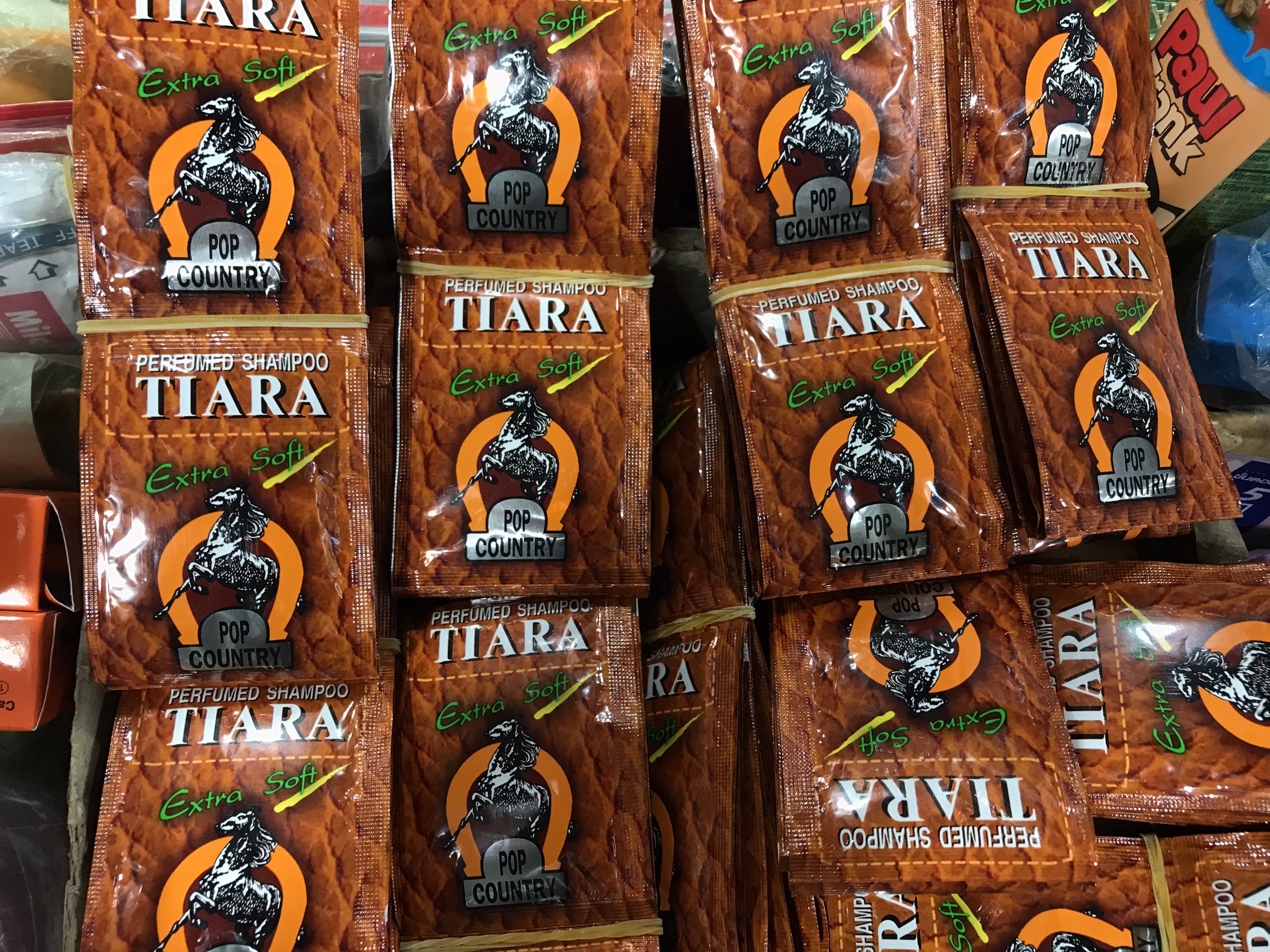 Dây 12 gói dầu gội Tiara Thái Lan