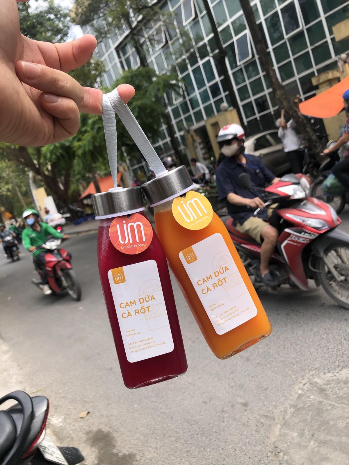 Chai thủy tinh vuông 350ml nắp dây xách